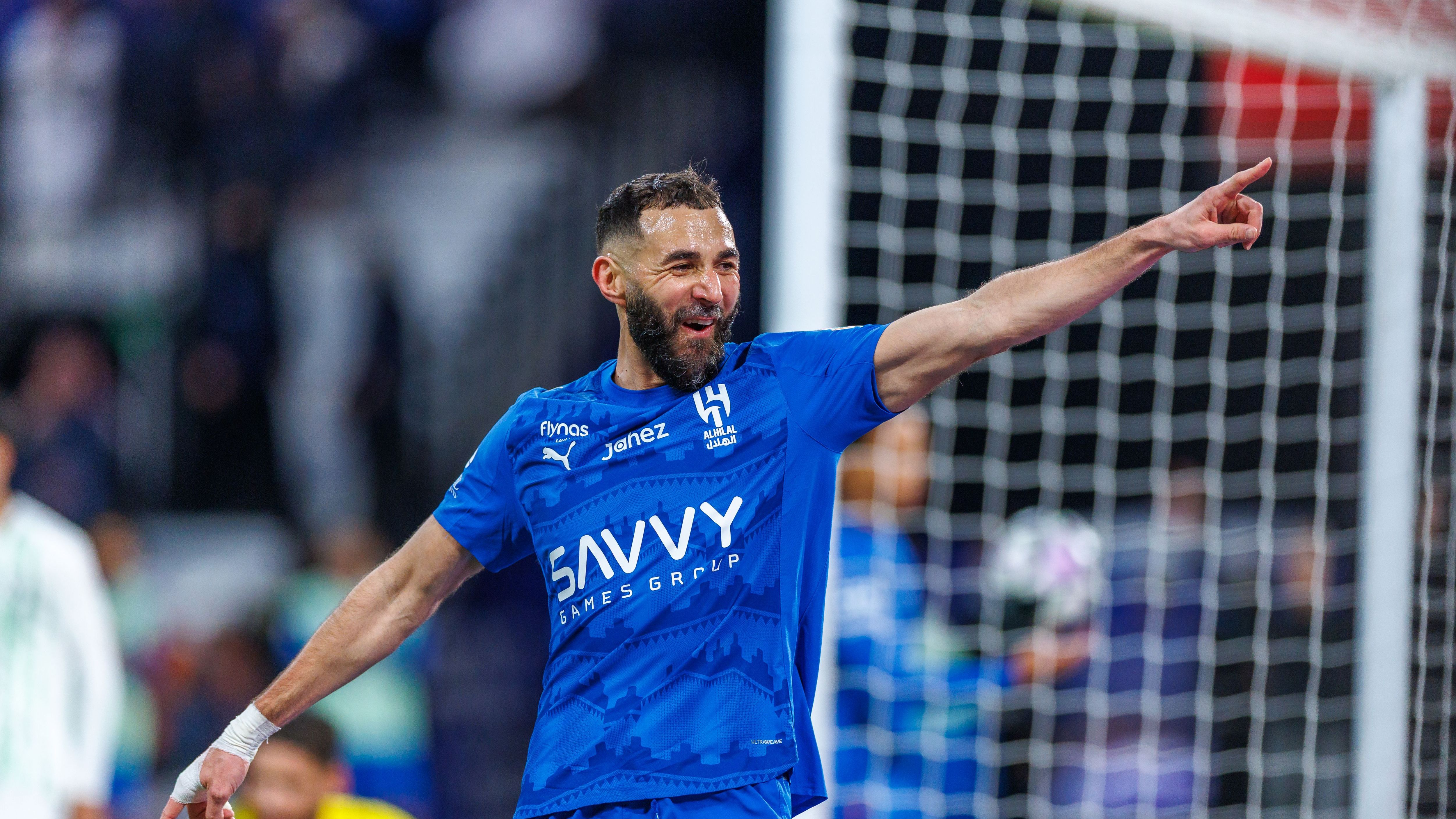 فيديو.. أسطورة الهلال يثير الجدل حول لغز إصابات بنزيما