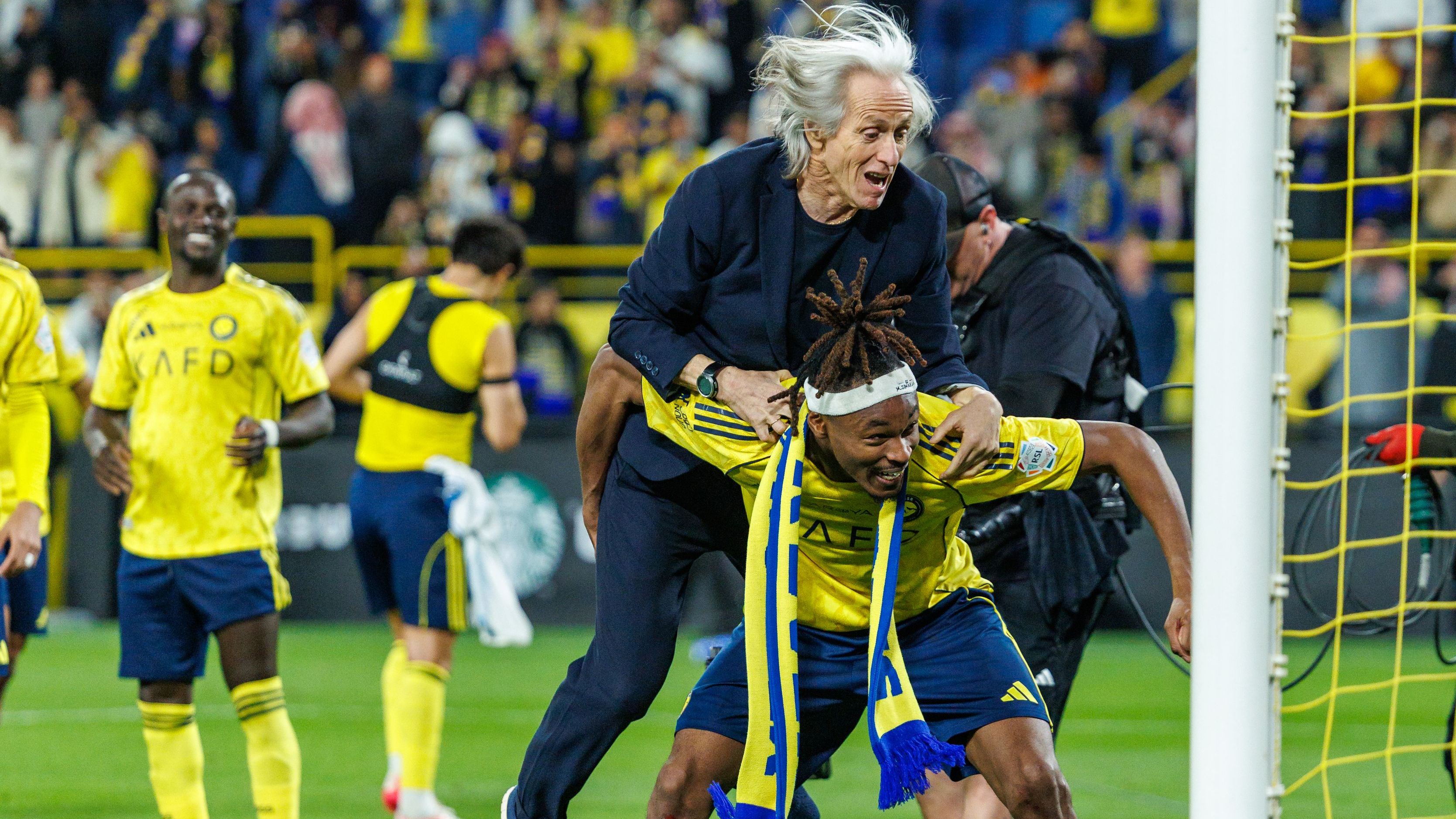 جيسوس يتحول إلى طفل في احتفال مثير مع سيماكان بعد فوز النصر على نيوم