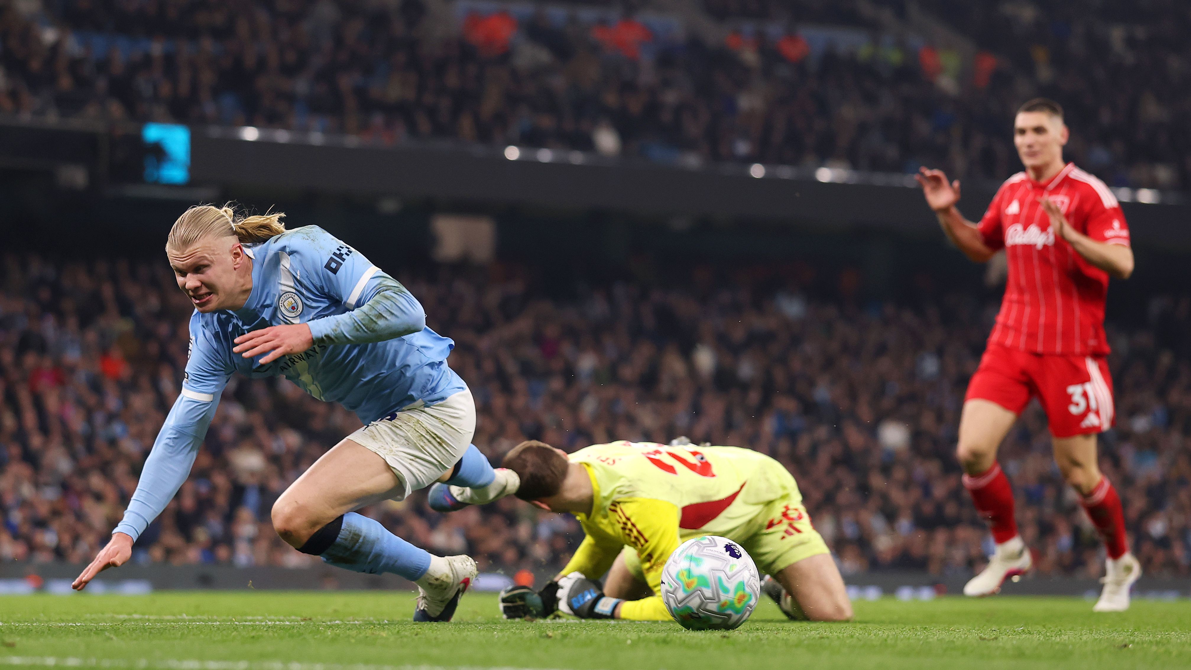 Gol da cinema Manchester City Nottingham Forest: pareggio all'Etihad