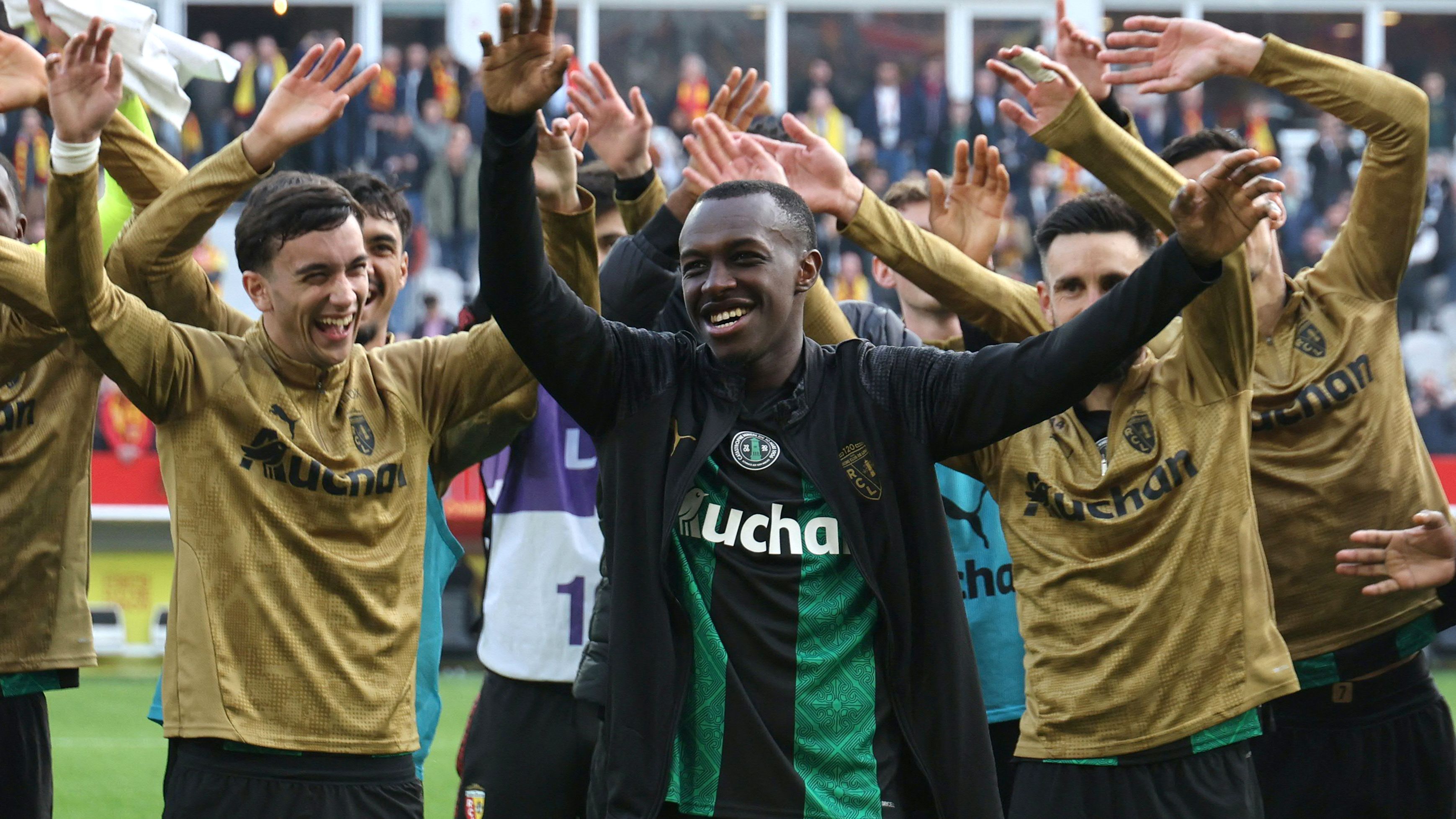 Saud Abdul Hamid celebra su primer gol en Ligue 1 con Lens frente a Metz (2026)