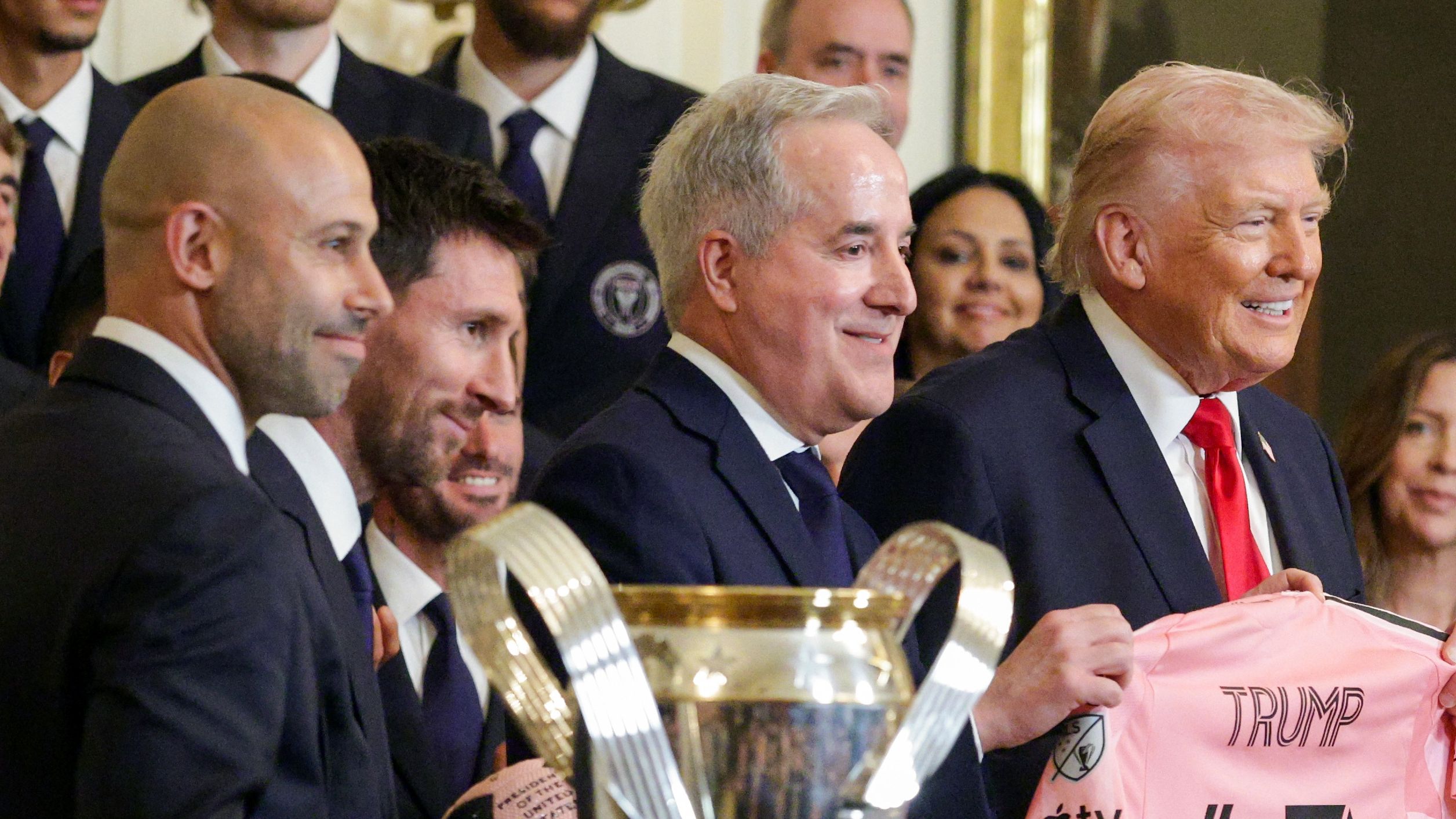 Messi à la Maison Blanche: cadeau rose offert à Trump lors de la visite d’Inter Miami