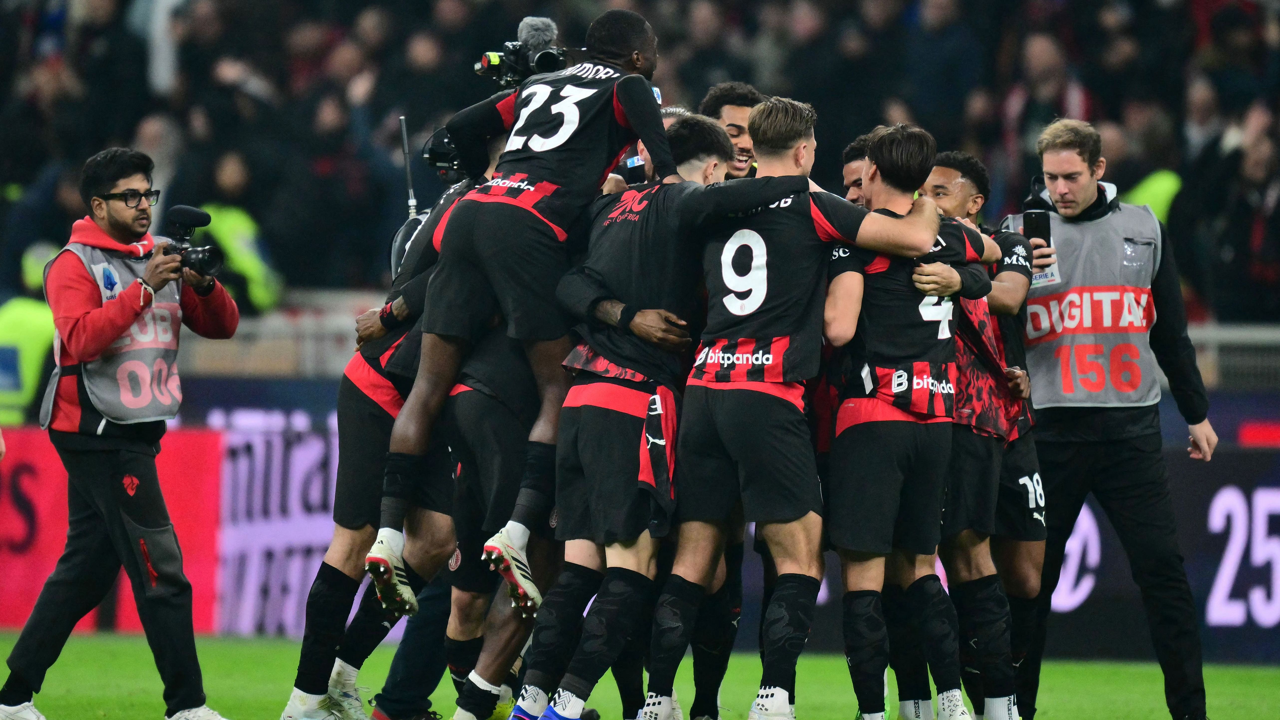 ميلان يهزم إنتر في ديربي ميلانو ويشعل المنافسة على لقب الدوري الإيطالي