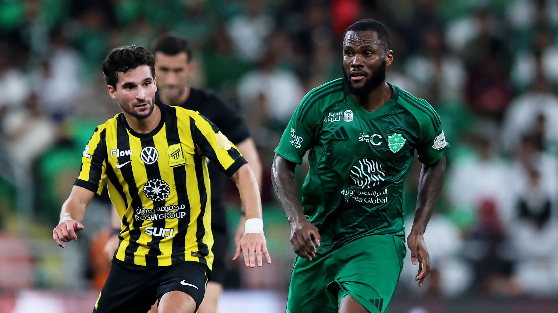 Franck Kessié durante el derbi de Jeddah entre Al Ahli y Al Ittihad