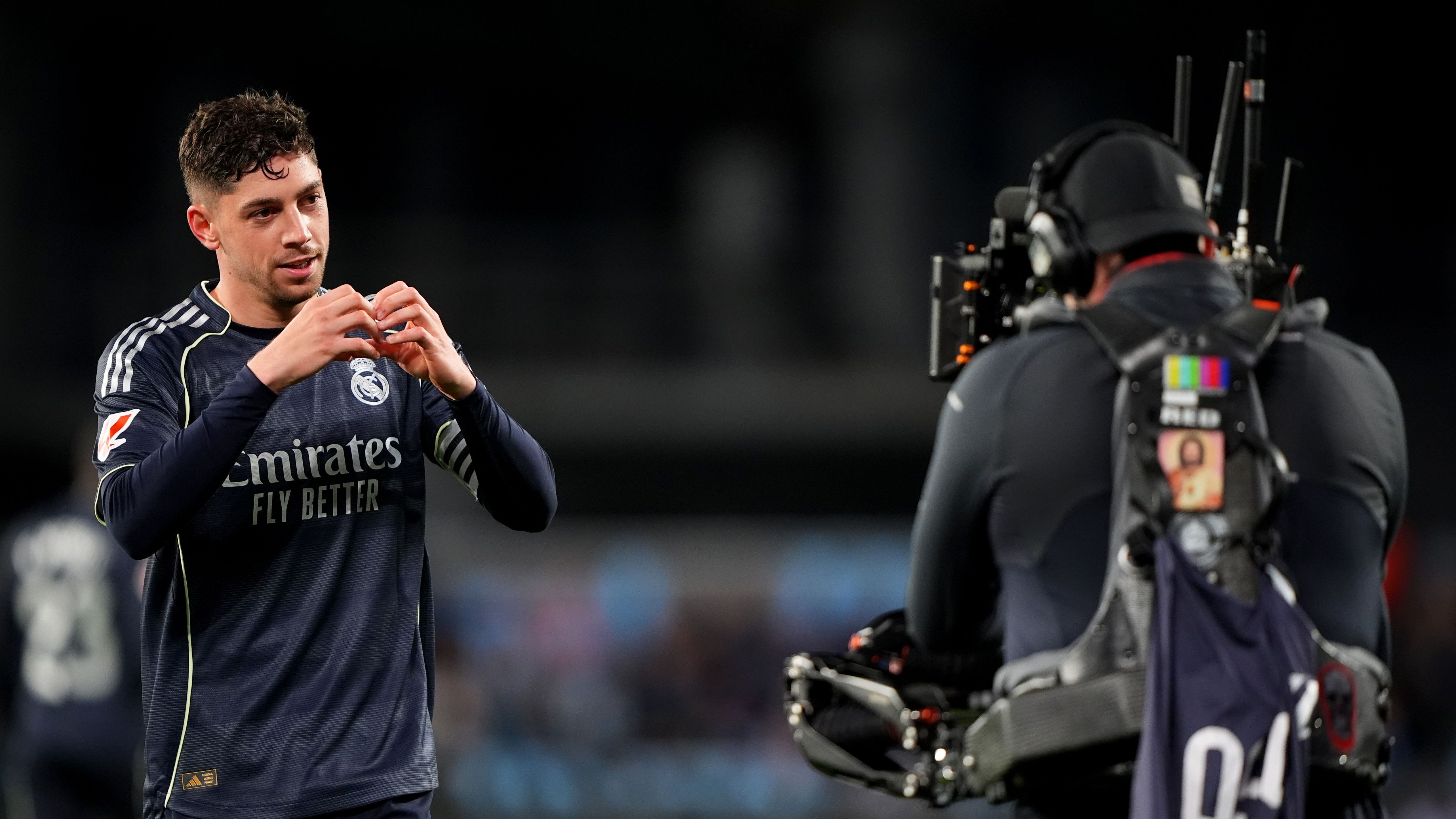 Real Madrid contro Celta Vigo: abbraccio tra Valverde e Pintus dopo gol vittoria, 7 marzo 2026