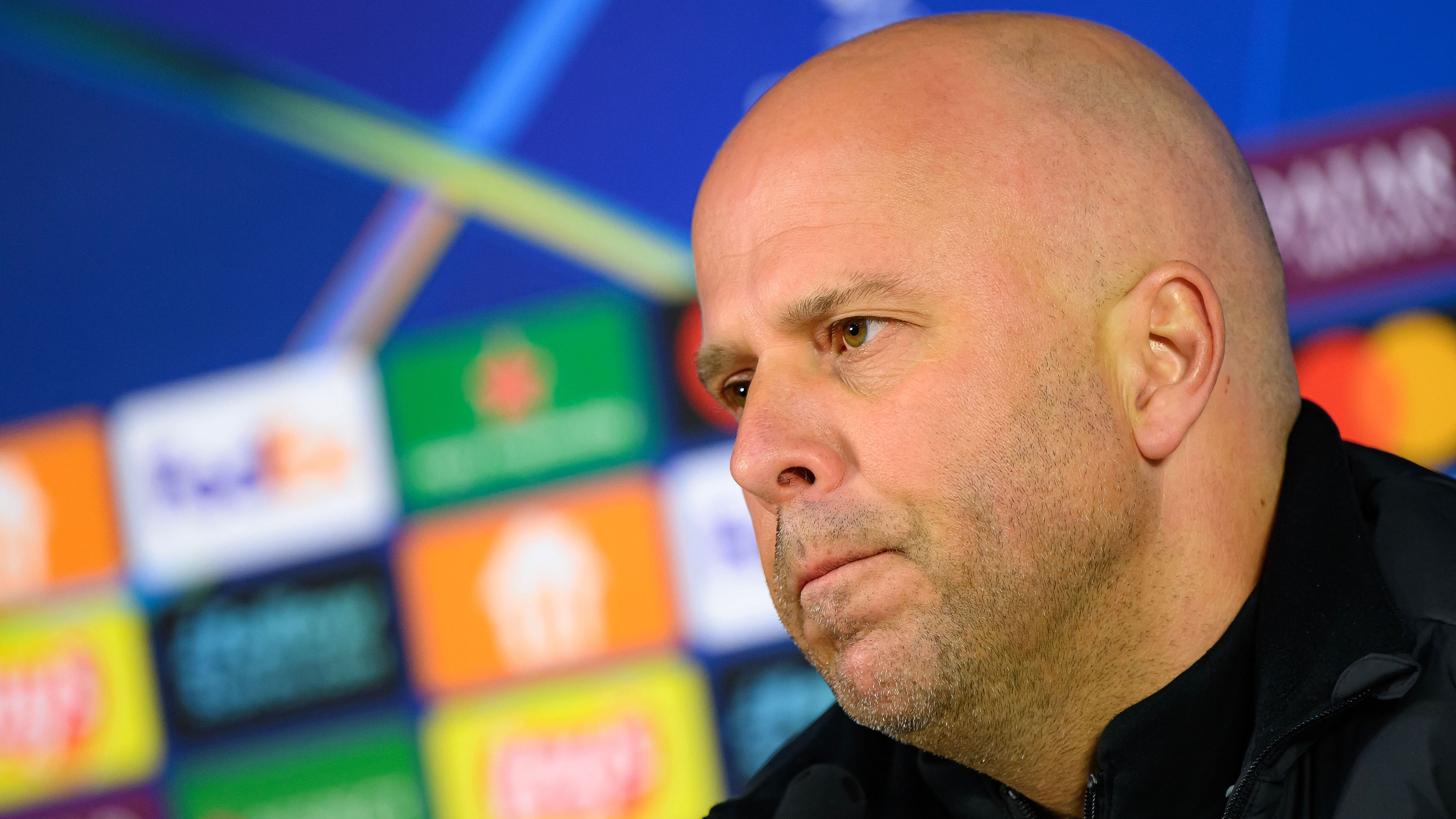 Foto de Liverpool vs Galatasaray en la Champions League con Slot y Souness