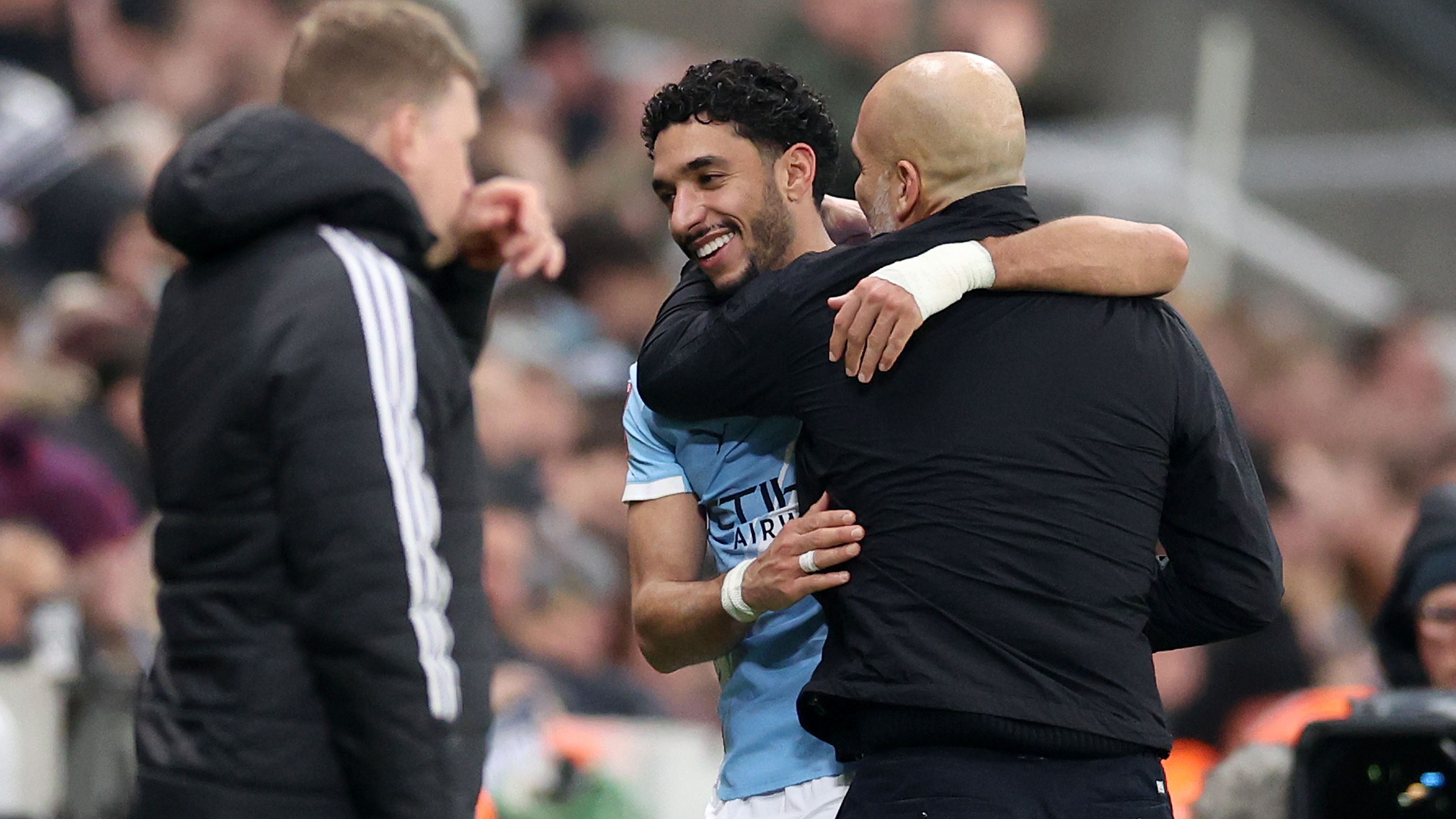 Foto de Marmoush celebrando contra Newcastle en la FA Cup en St James' Park