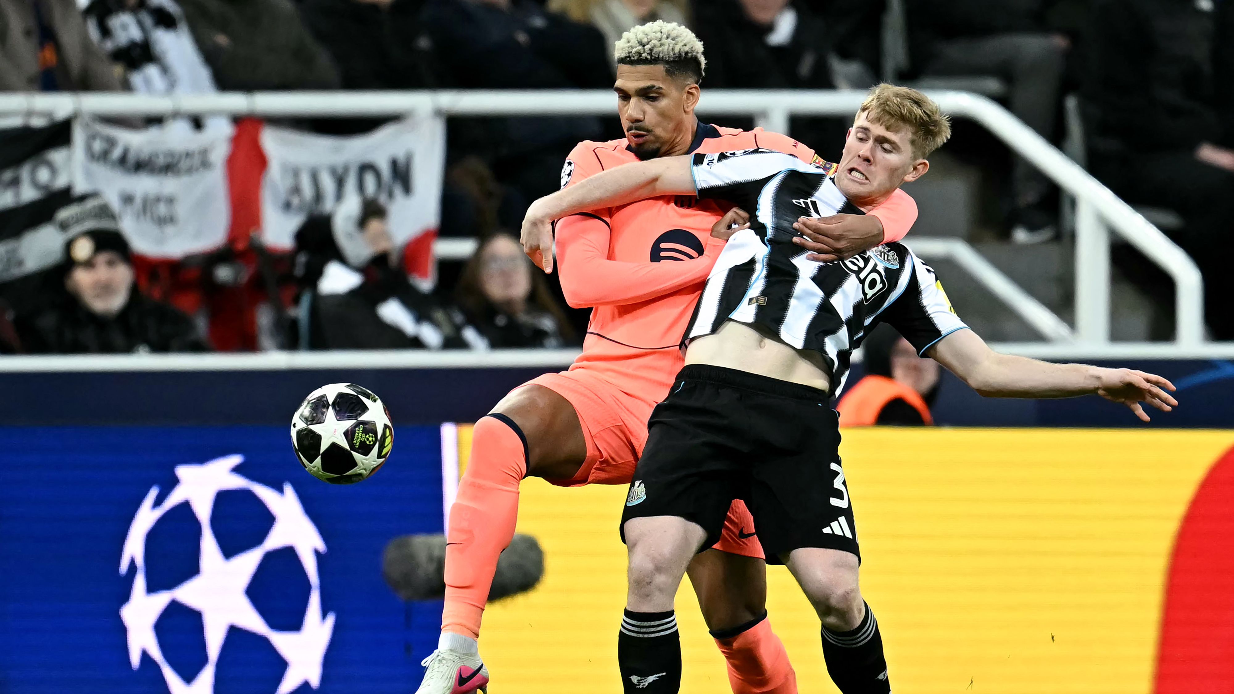 خطأ أراوخو الغريب في نيوكاسل يثير غضب جماهير برشلونة في دوري الأبطال