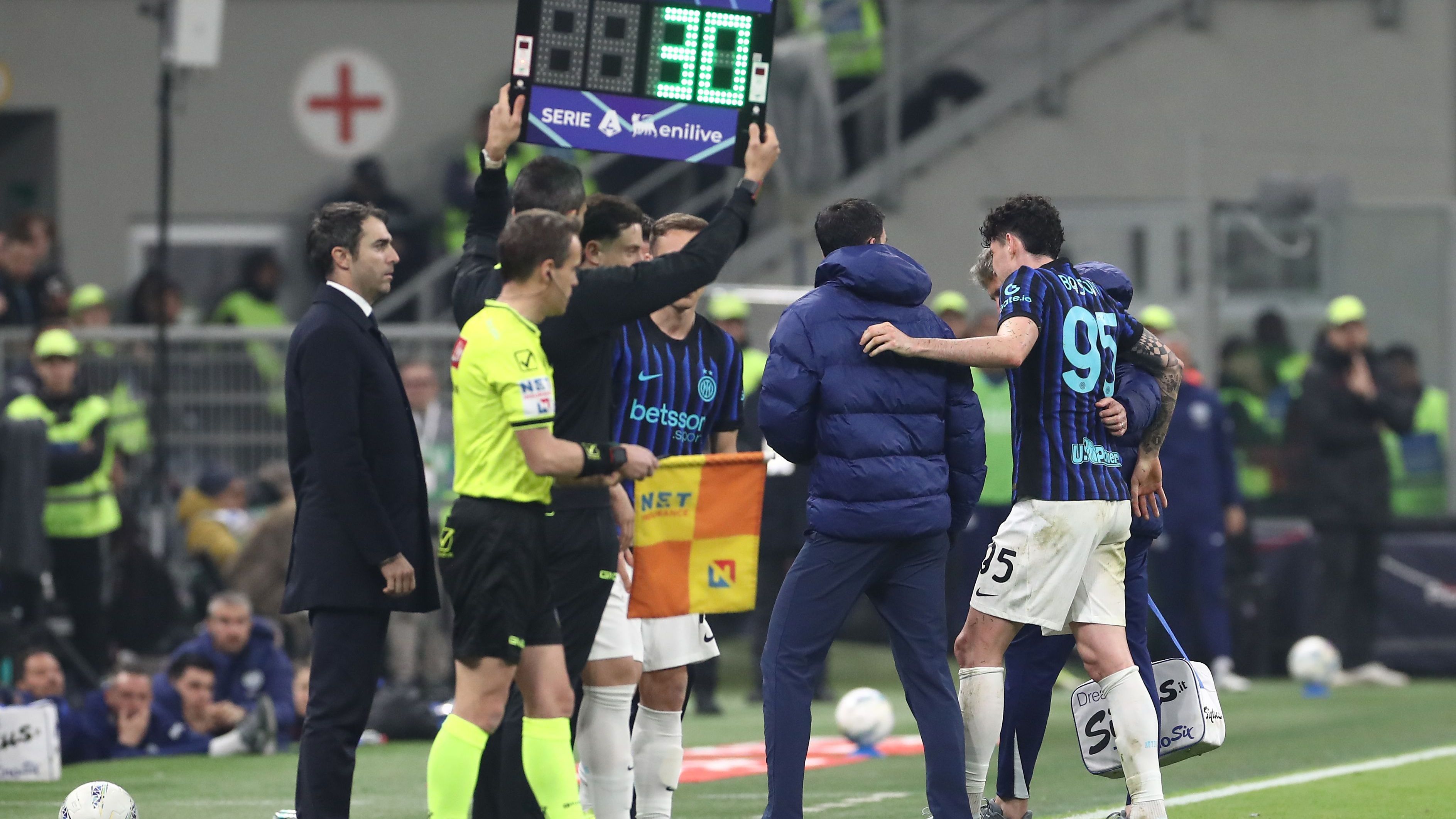 إنتر ميلان يستعد لتحول دفاعي كبير: باستوني إلى برشلونة وكالافيوري بديلًا من آرسنال