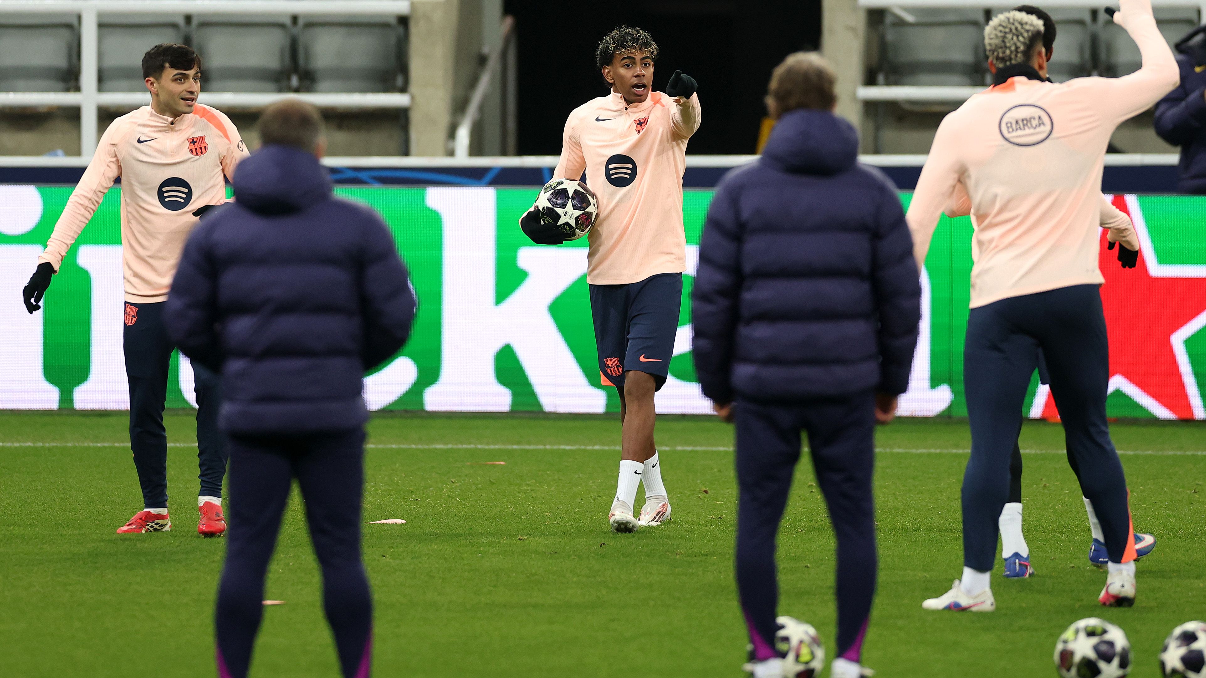 Allenatore tedesco Hans Flick prima della partita Barcellona contro Newcastle United a Saint James’ Park