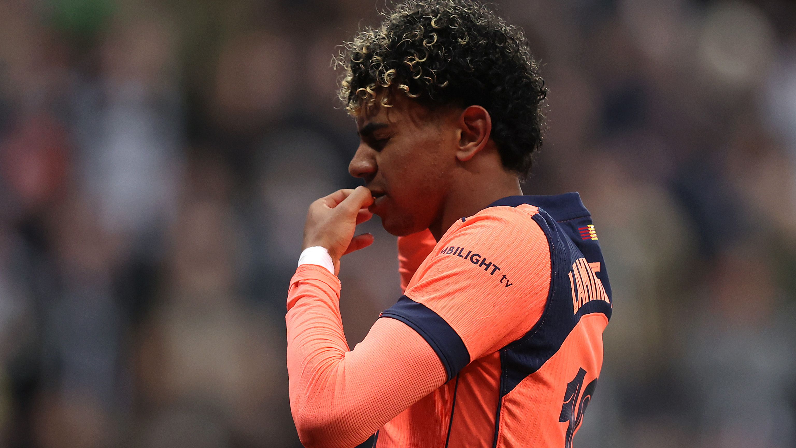 لامين يامال يثير الجدل باحتفاله الغامض بعد تعادل برشلونة مع نيوكاسل