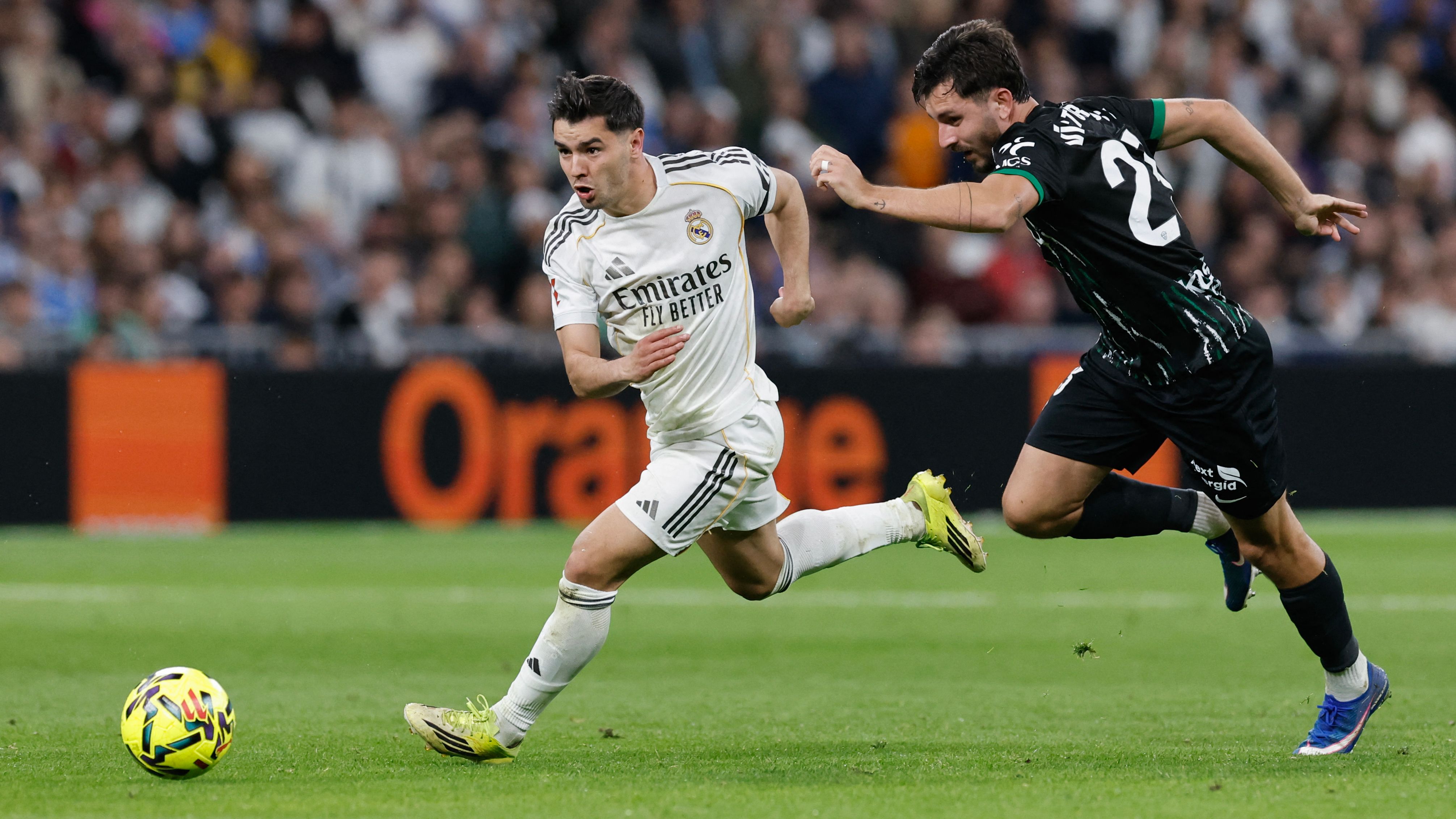 بيريز يحتفى بإبراهيم دياز بعد مباراته الـ150 مع ريال مدريد في الدوري الإسباني