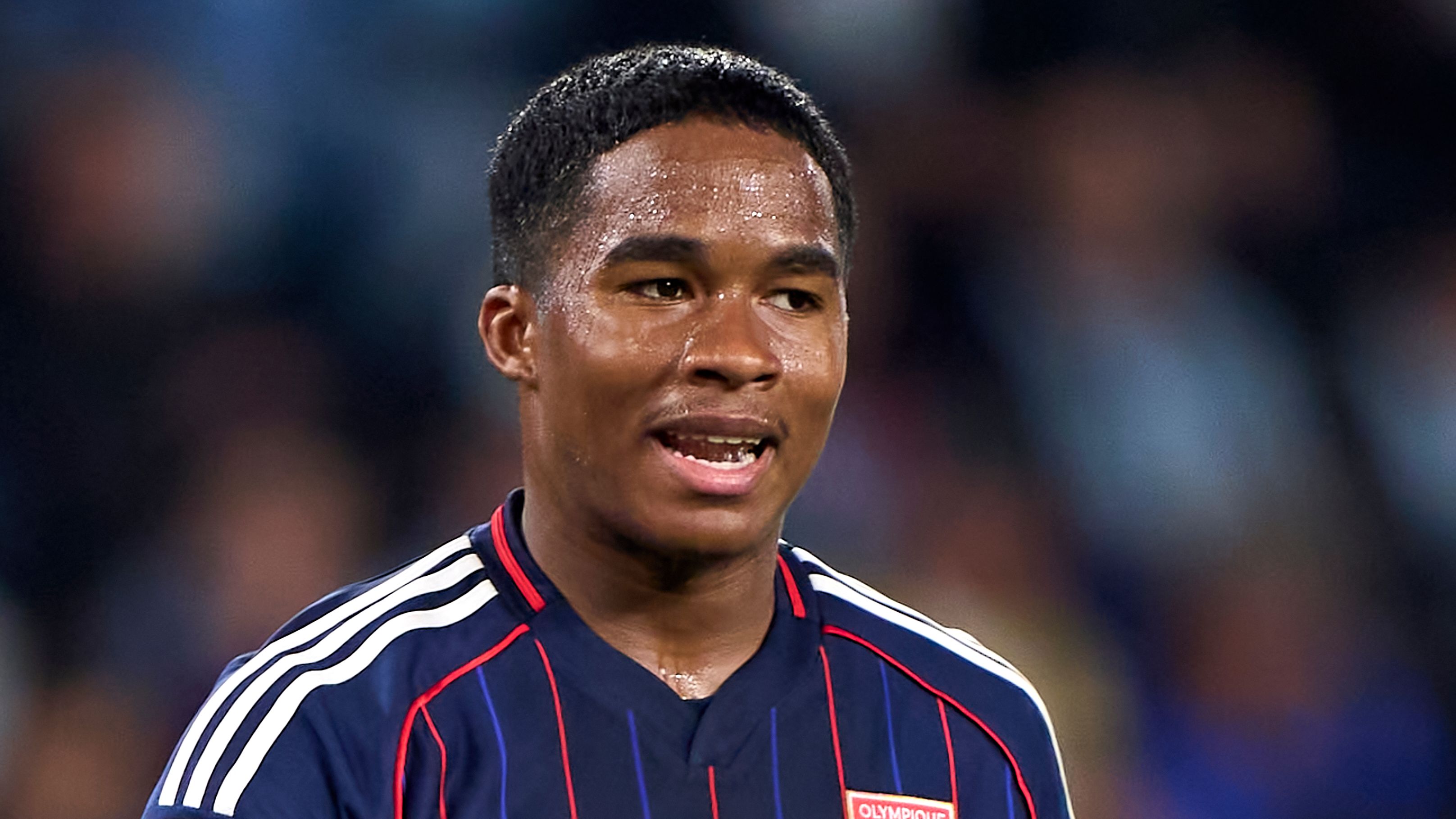 بالفيديو.. إندريك يثير الغموض حول عودته للريال