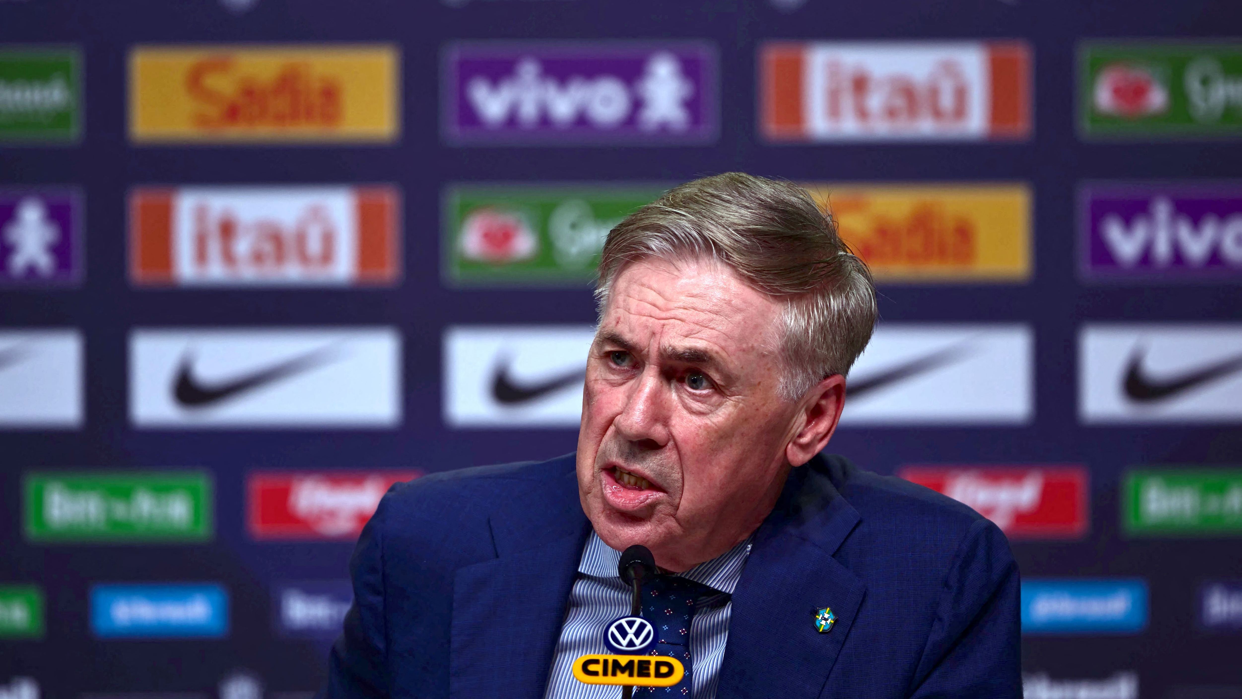 FBL-BRA-COACH-PRESSER