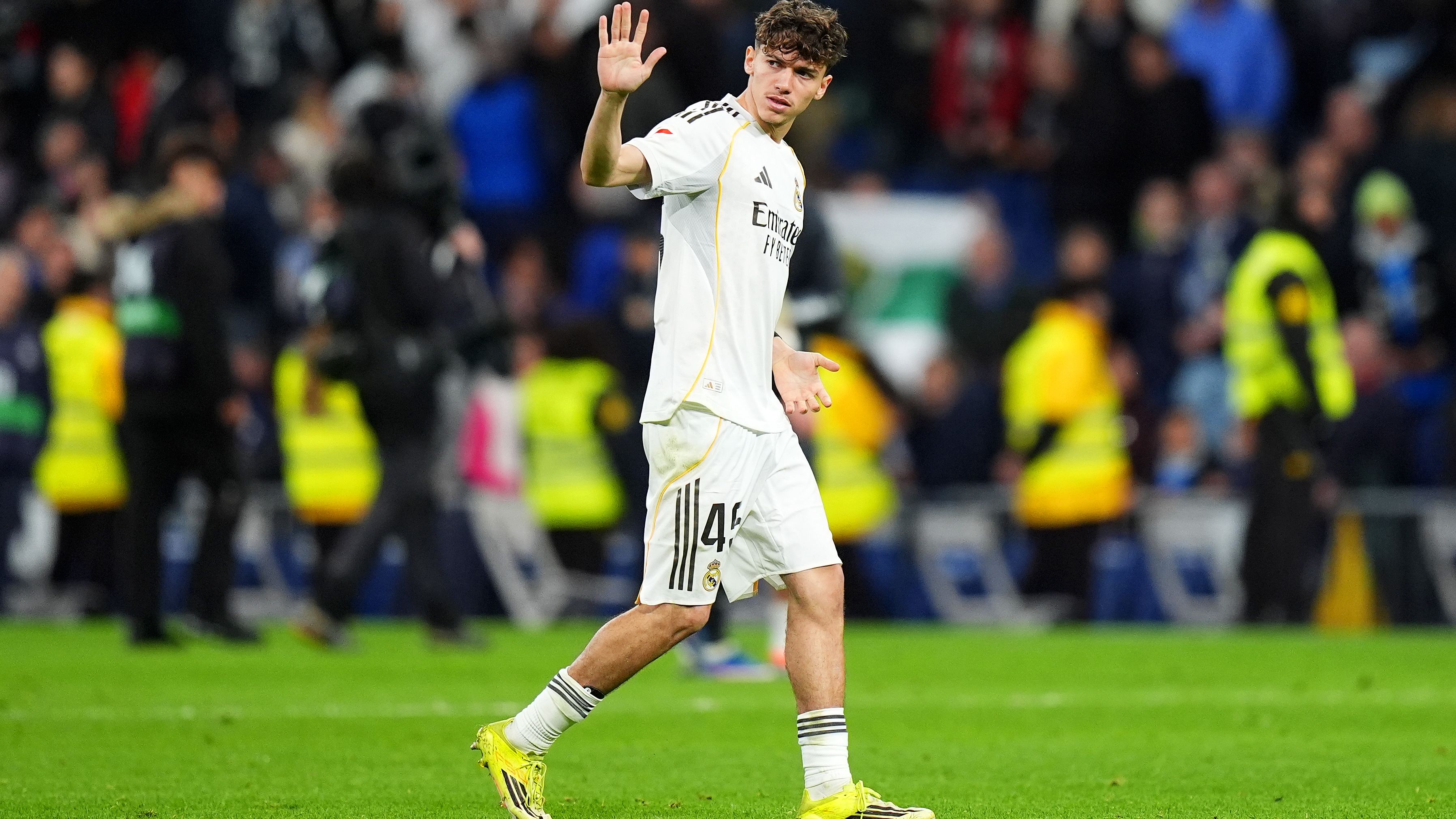 بيتاريش يضع كامافينجا في حرج شديد