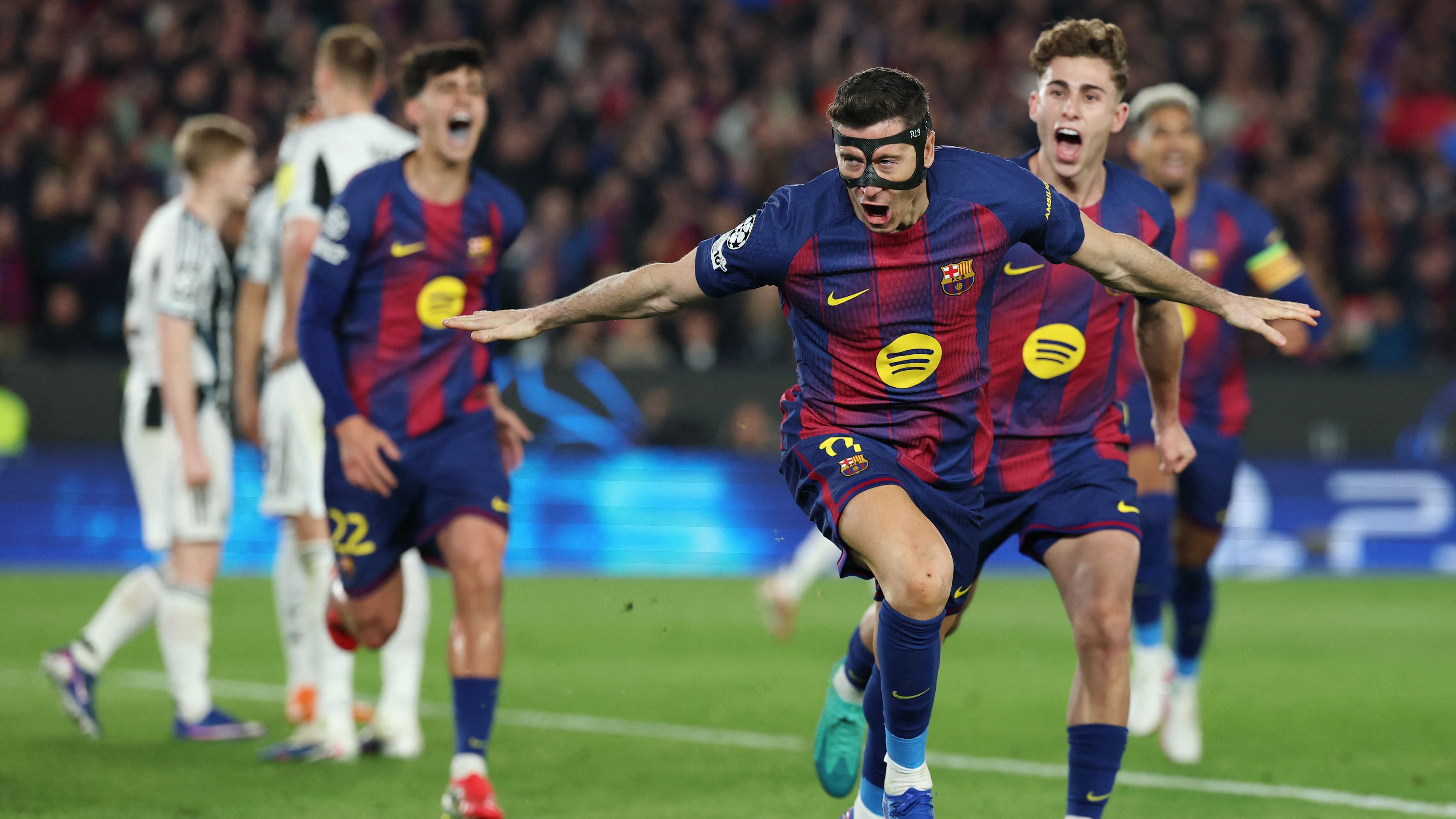 برشلونة يهزم نيوكاسل بسباعية مثيرة في دوري الأبطال ويضمن التأهل