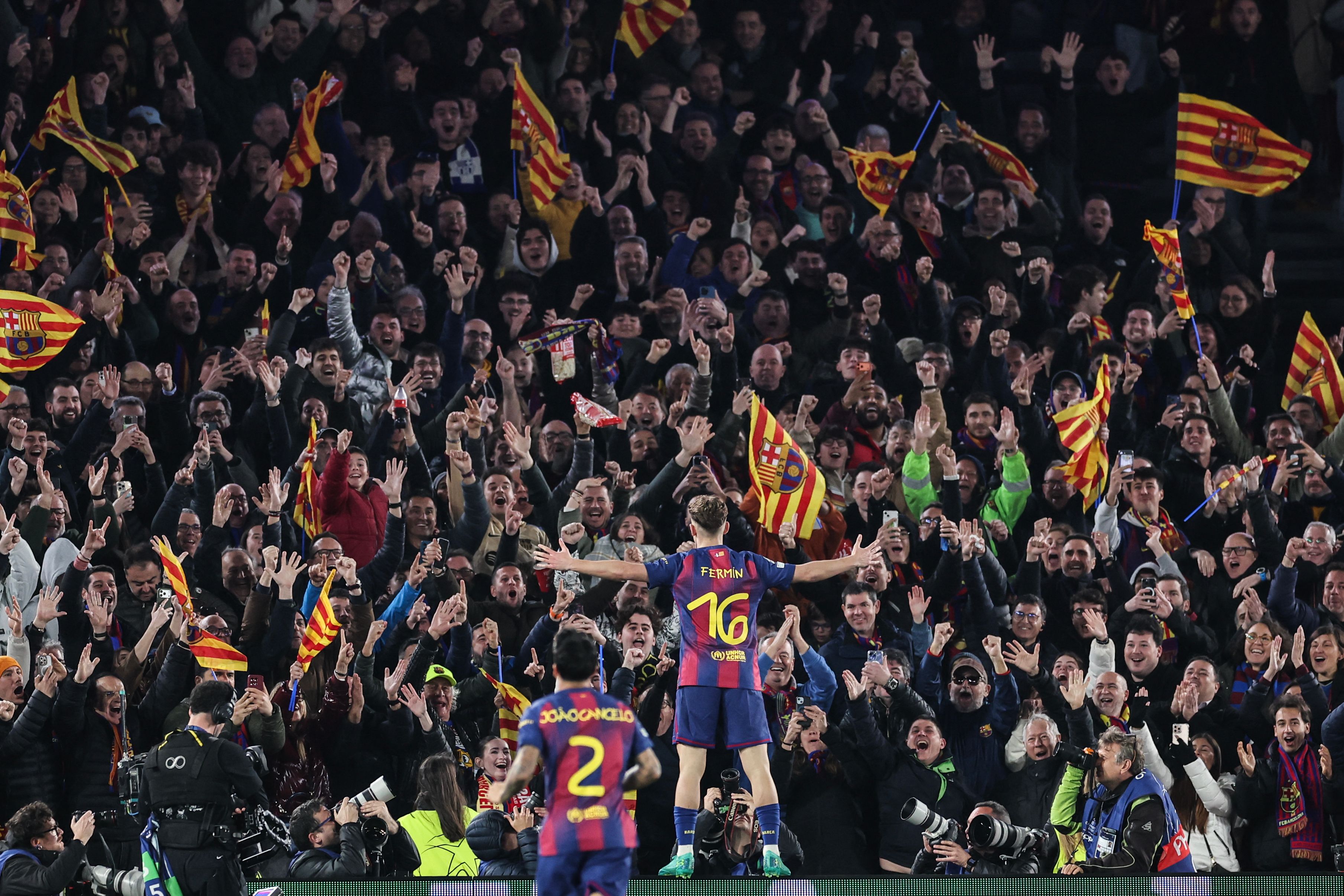 برشلونة يُعيد النظر في عقود مارتن وبيرنال لحماية مستقبلهما في البلوجرانا