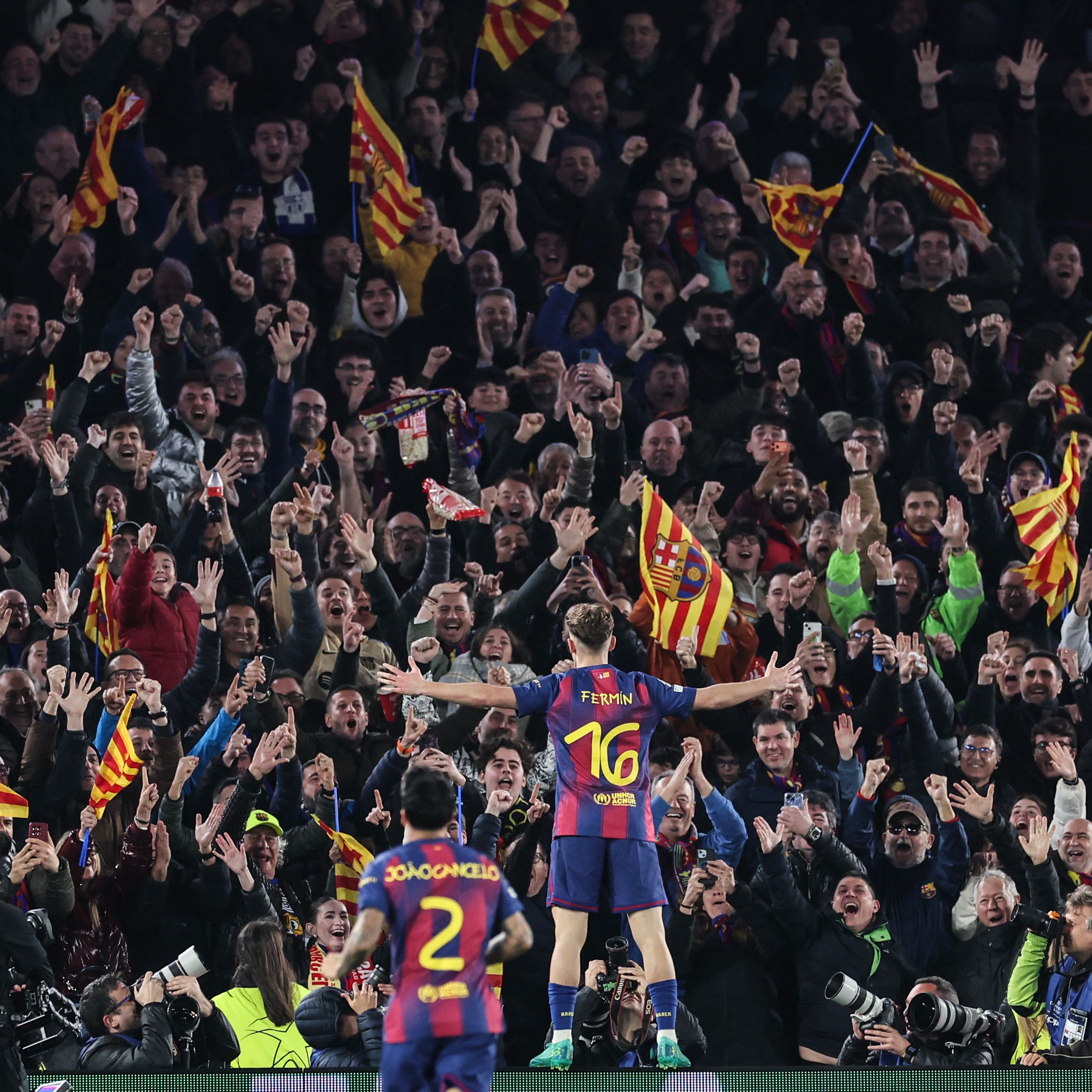 TOPSHOT-FBL-EUR-C1-BARCELONA-NEWCASTLE