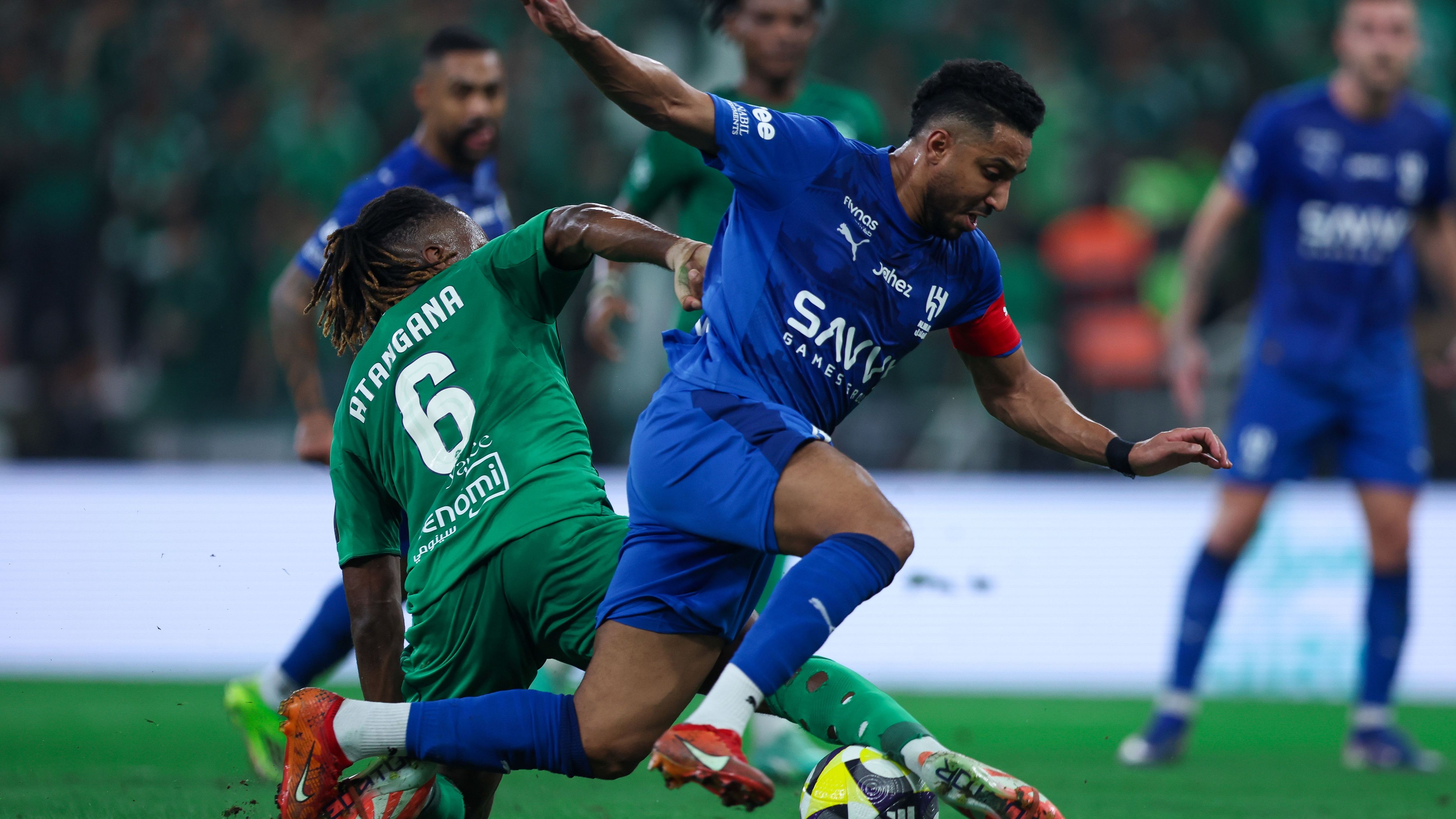 صدمة في المنتخب السعودي: إصابة سالم الدوسري تبعده عن مباراة مصر والمنافسات المحلية