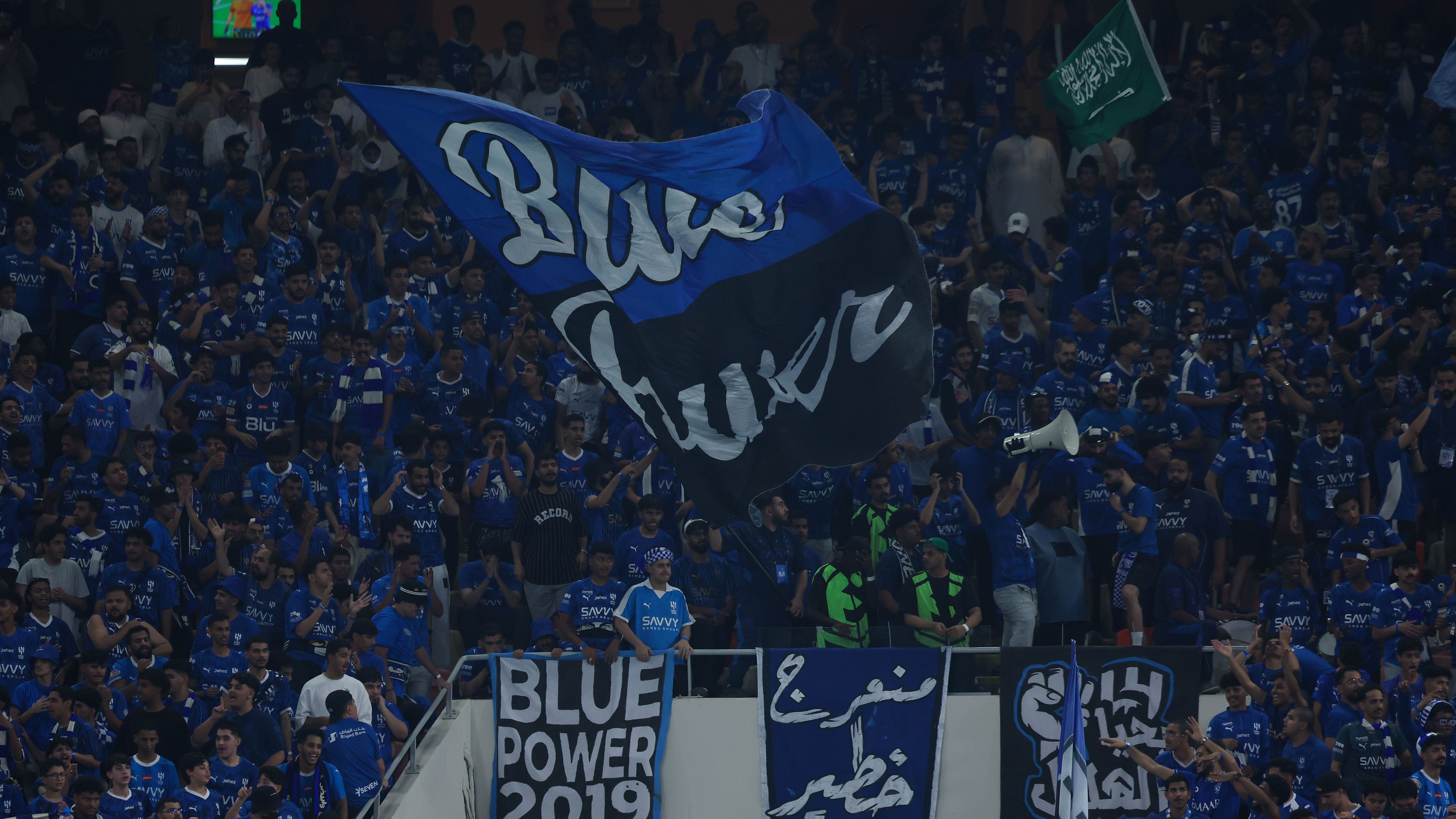 لقطة غريبة.. جماهير الهلال تحتفل برمية تماس!