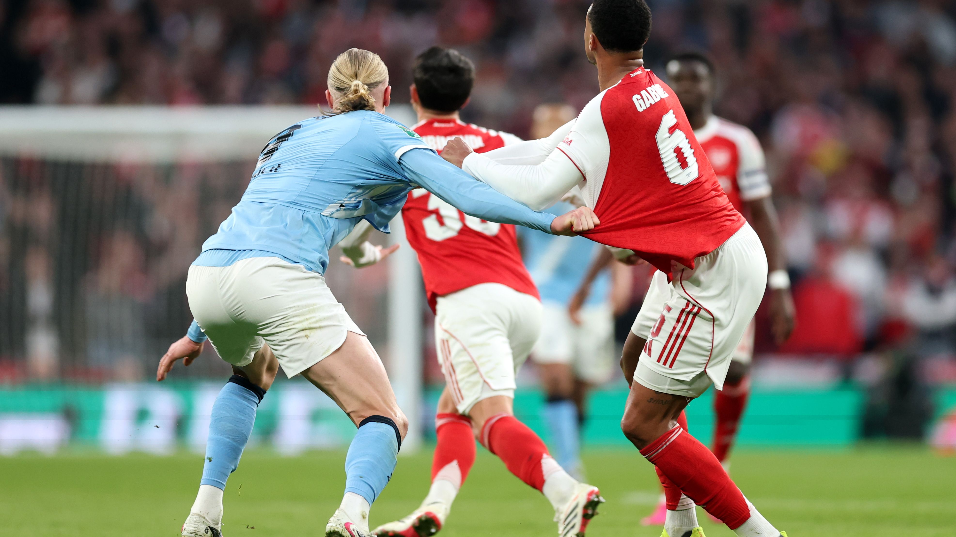 بين درس والده وغضب شريكته!.. هالاند يصب غضبه على جابرييل