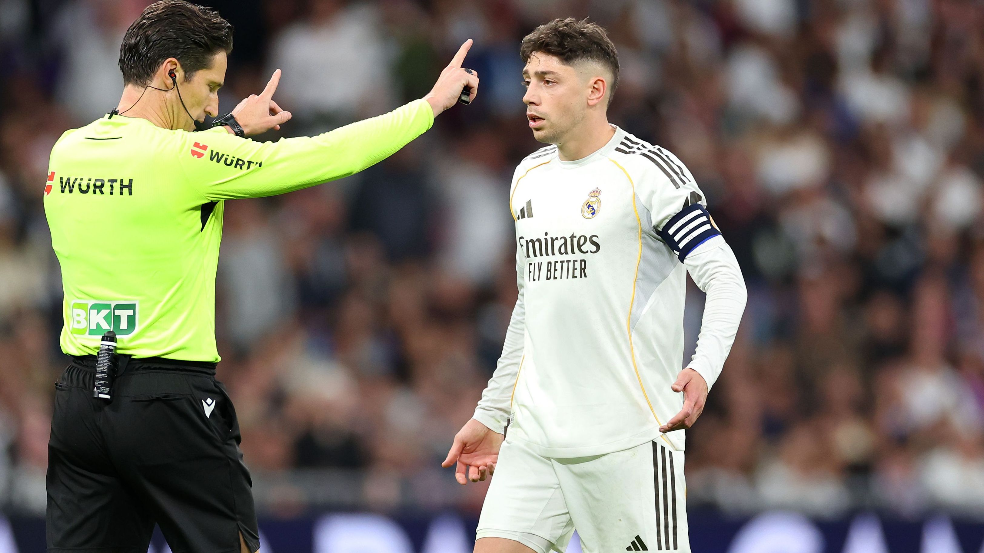 لجنة الحكام الإسبانية تؤيد طرد فالفيردي في ديربي مدريد وتتجاهل احتجاج أتلتيكو