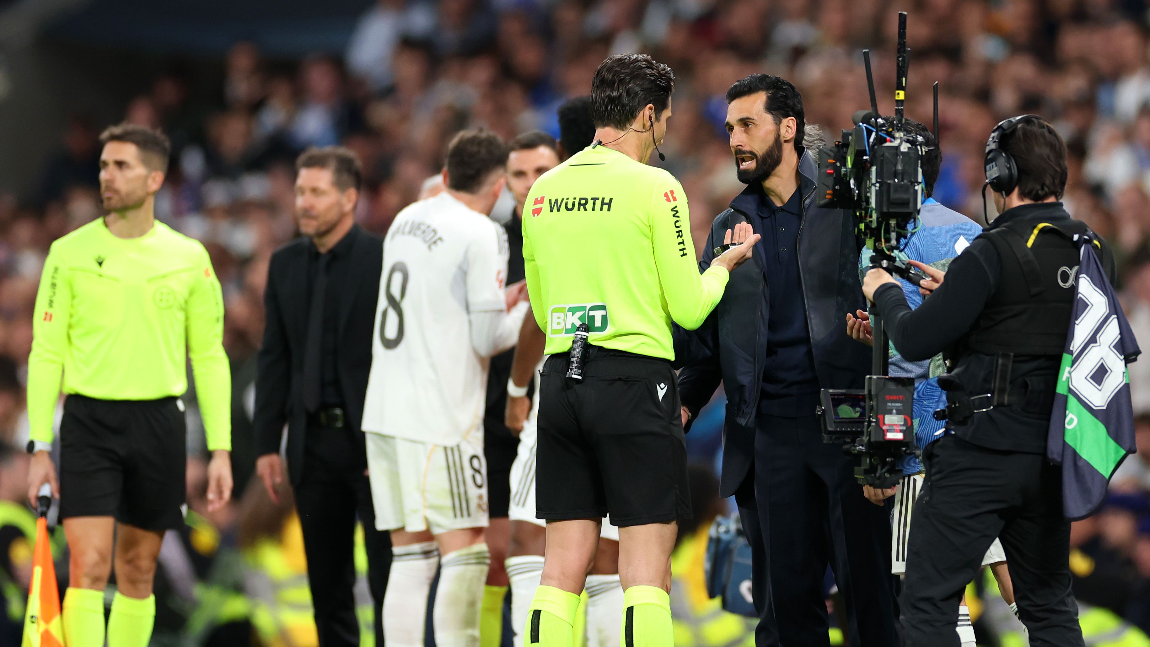 أربيلوا يزور غرفة الحكام بعد طرد فالفيردي في ديربي مدريد المثير للجدل