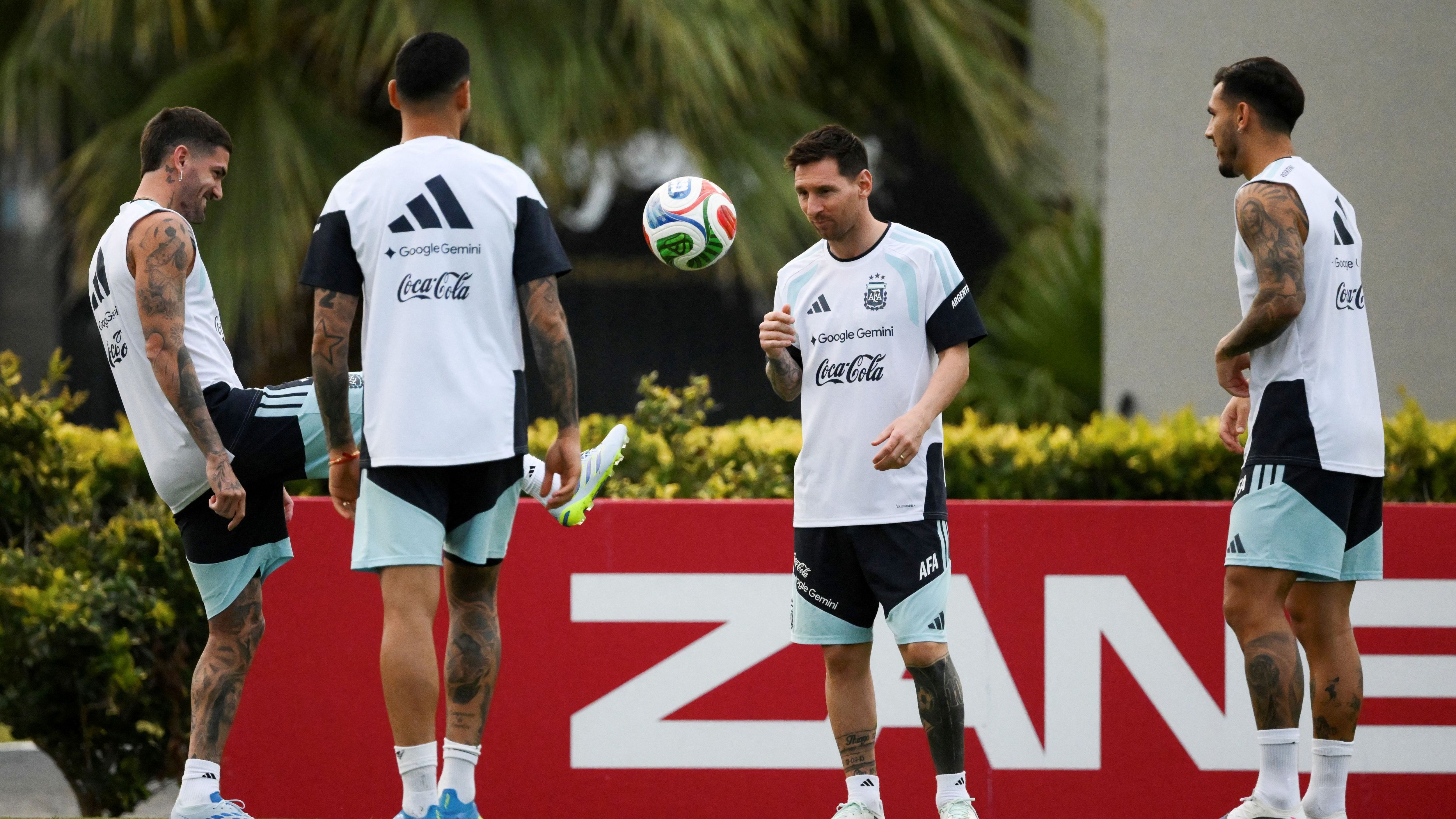 بكاء روميرو يثير الذعر.. إصابة نجم الأرجنتين تهدد مشاركته في كأس العالم 2026