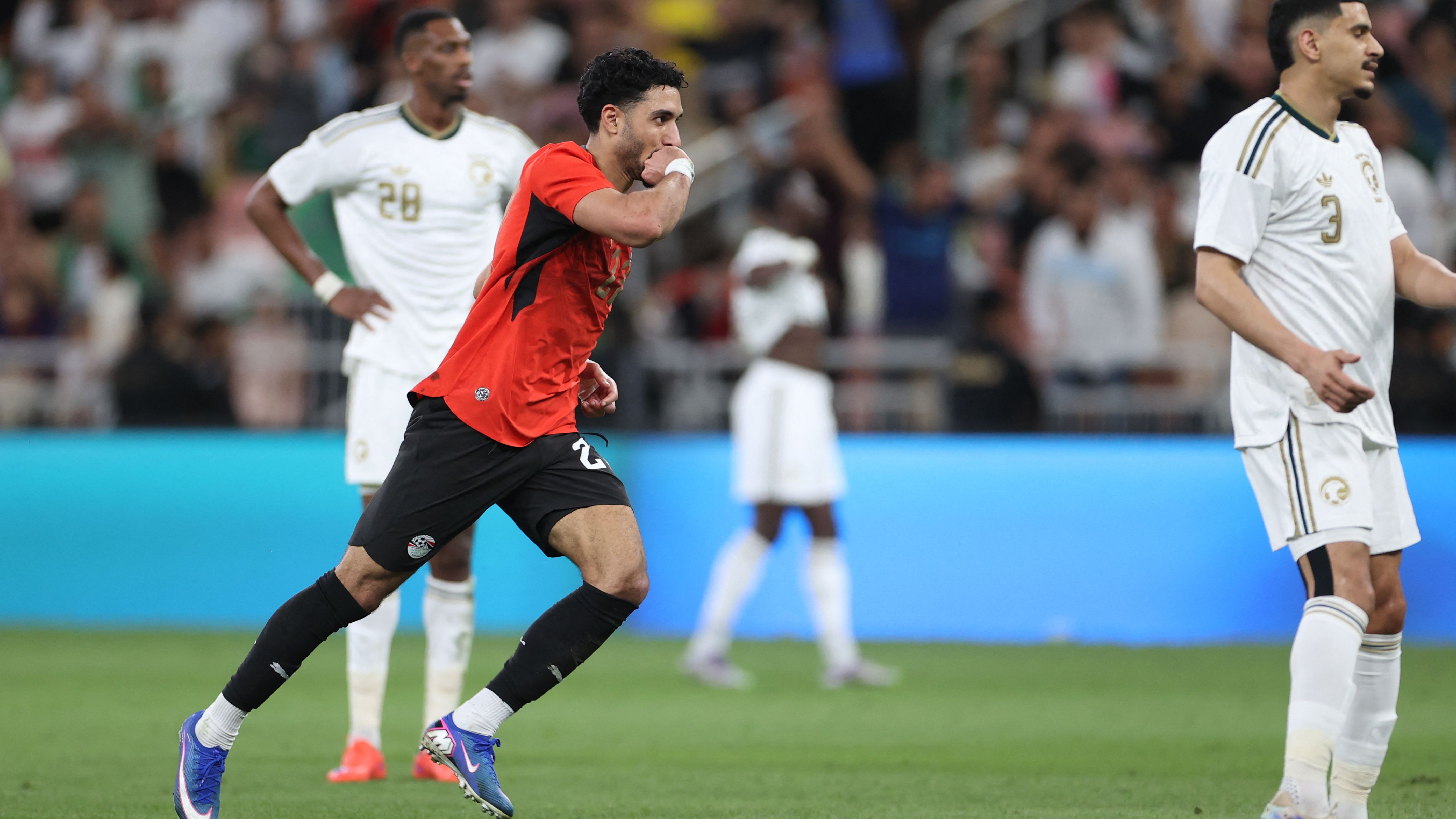 برشلونة يضع عمر مرموش في قائمة أهدافه لتعزيز الهجوم الصيفي