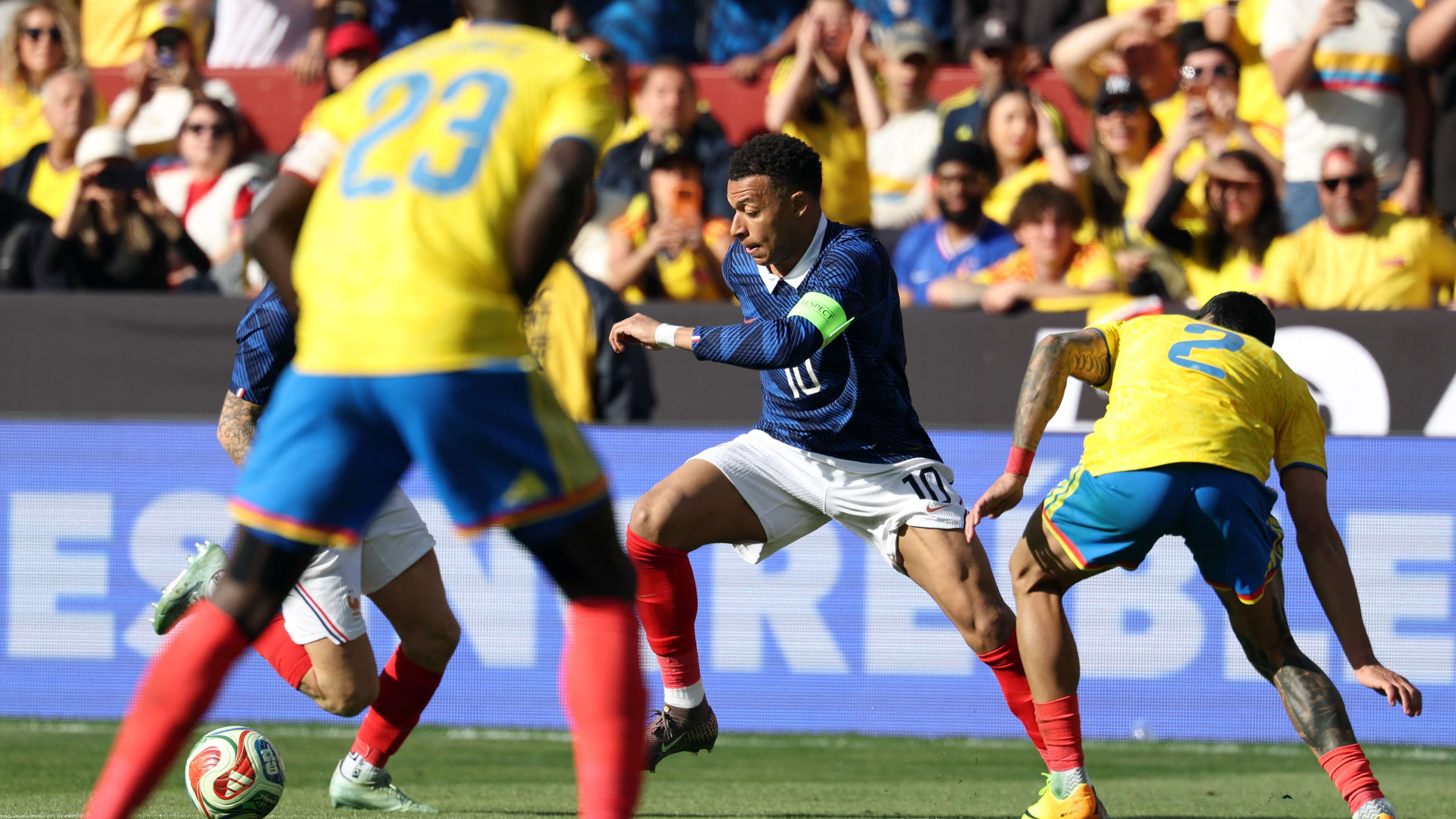 FBL-FRIENDLY-COL-FRA