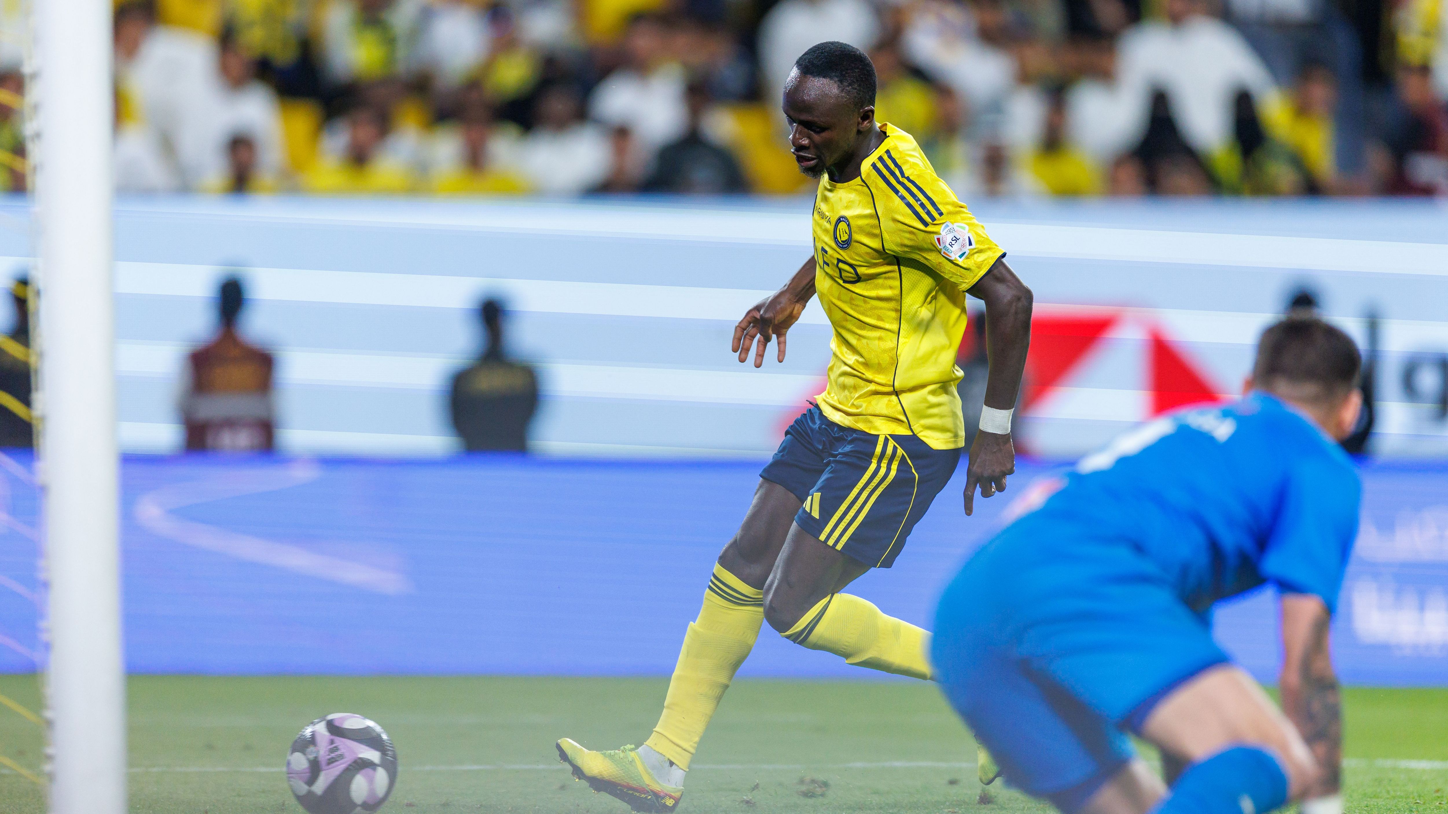 صدمة تحكيمية في دوري روشن.. حكم النصر والأخدود يتجاهل طرد ساديو ماني بعد تدخل عنيف