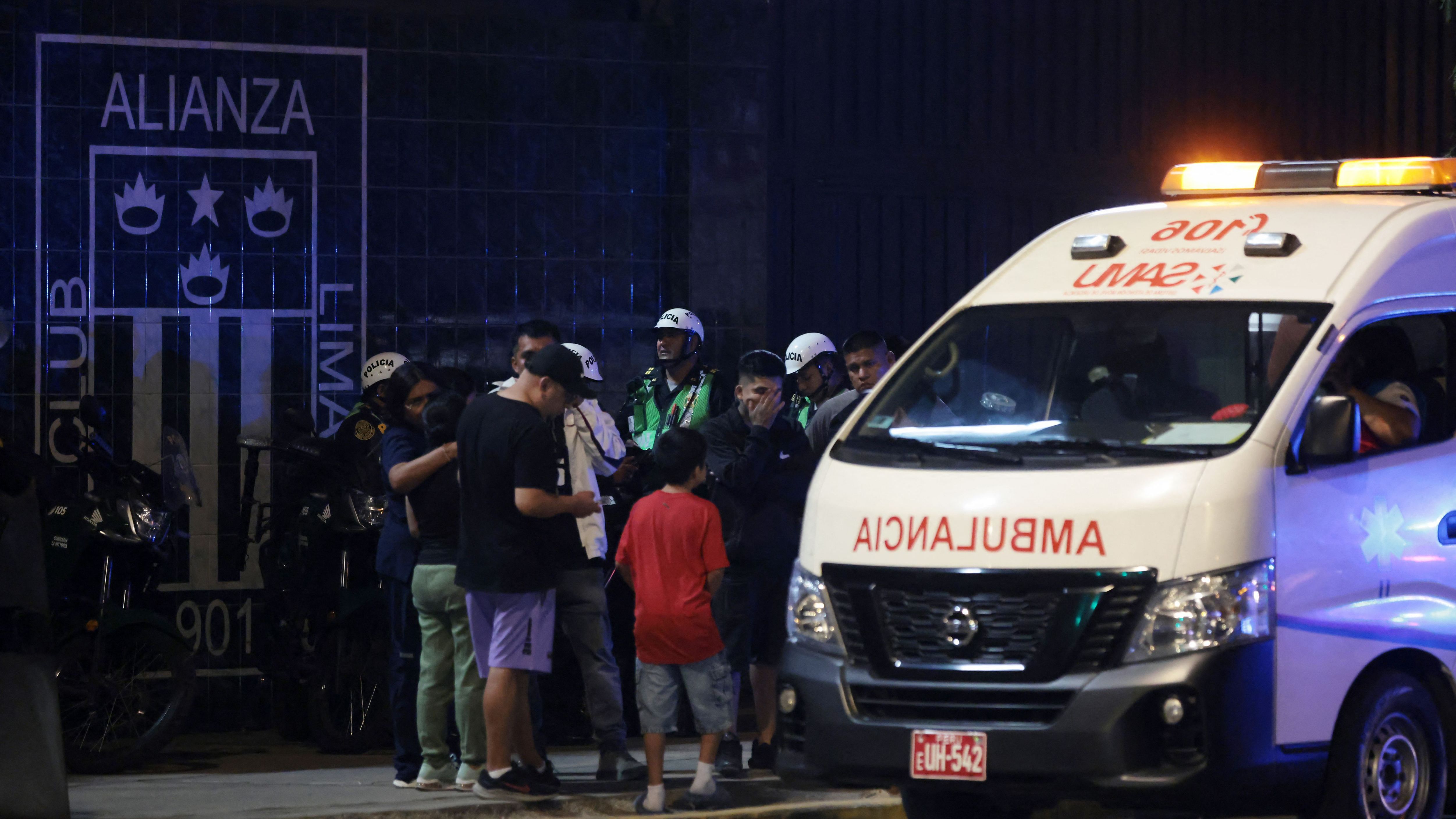 كارثة قبل ديربي بيرو: 47 مصابًا ومشجع يفارق الحياة في حادث جماهيري