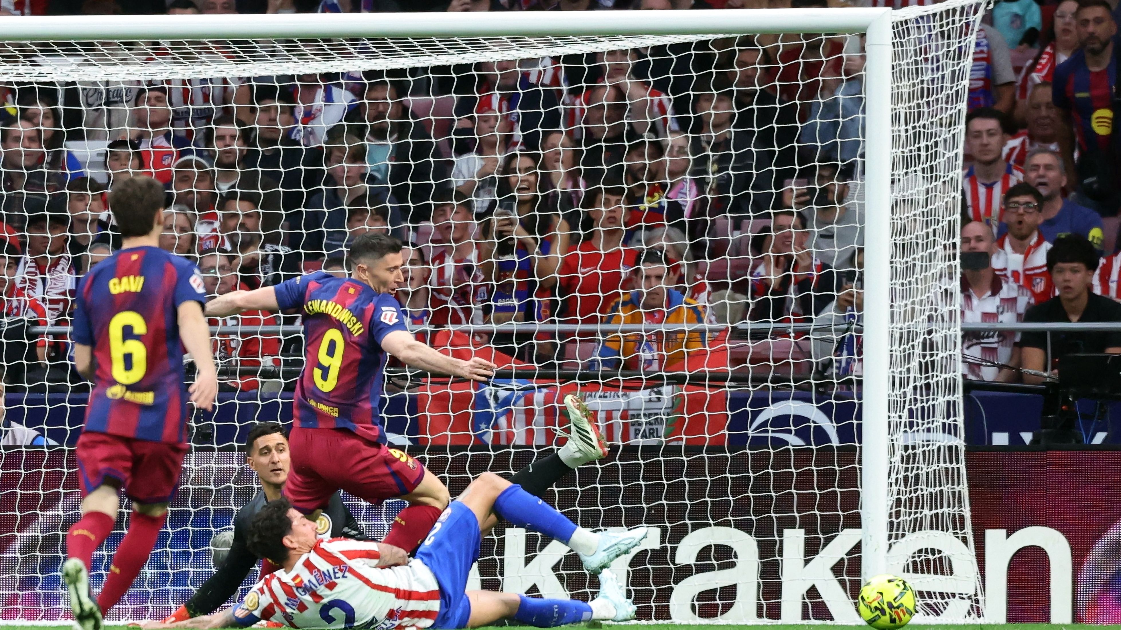 ليفاندوفسكي يقتل أتلتيكو بلدغة قاتلة ويقود برشلونة للفوز الدرامي في قمة الليجا