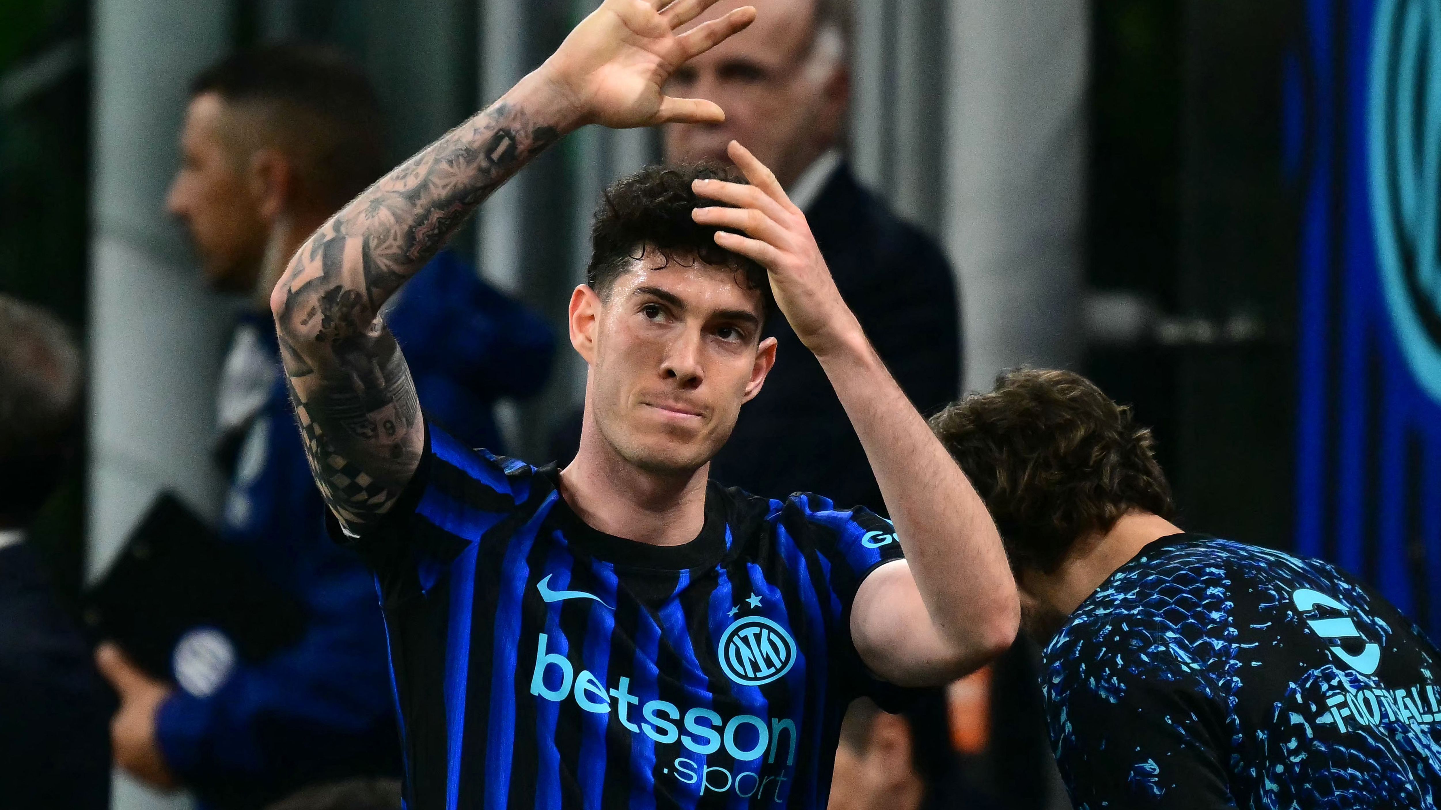 قطبا إنجلترا في الواجهة.. باستوني يحسم قراره