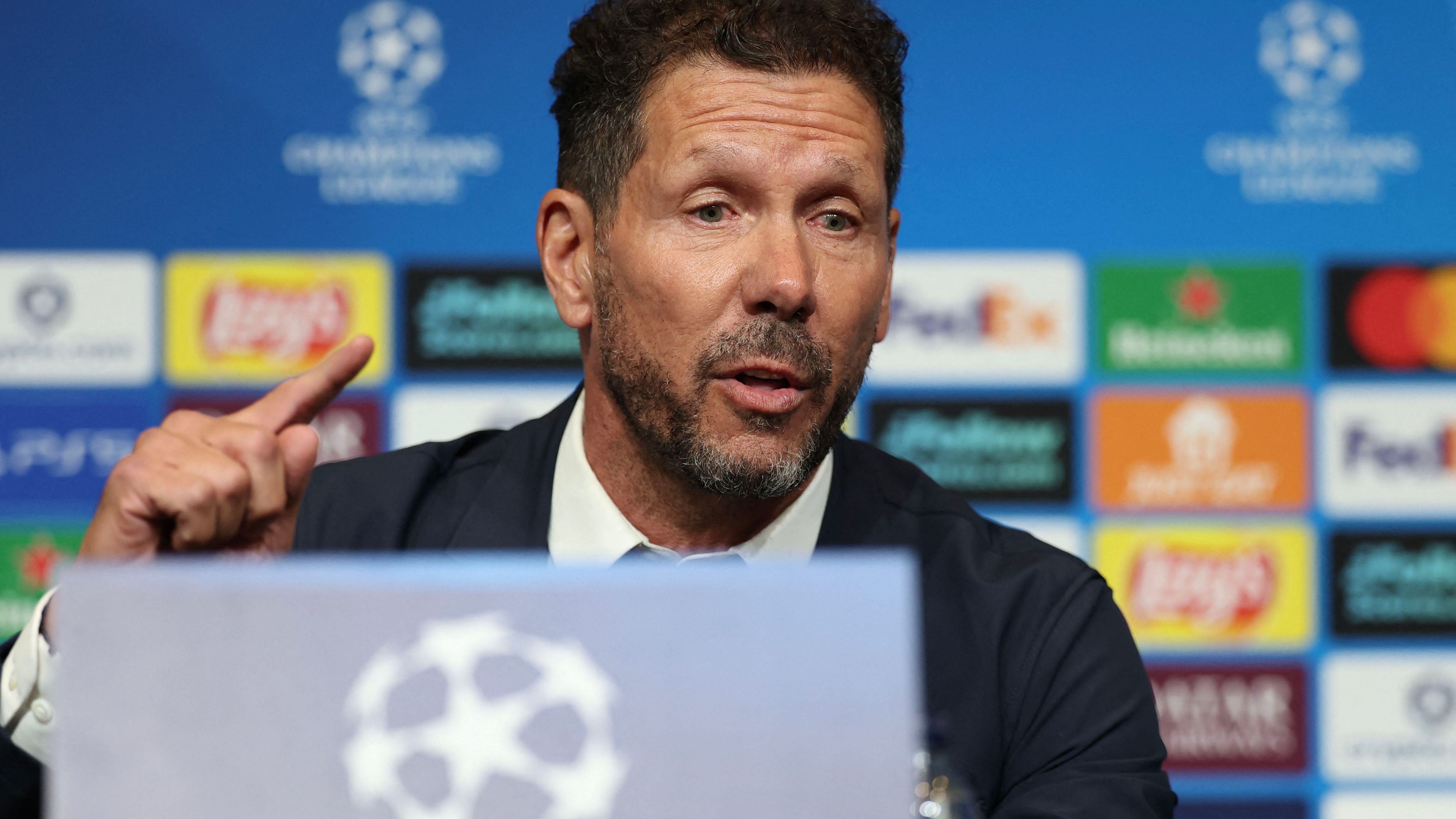 دييجو سيميوني يوجه لاعبيه