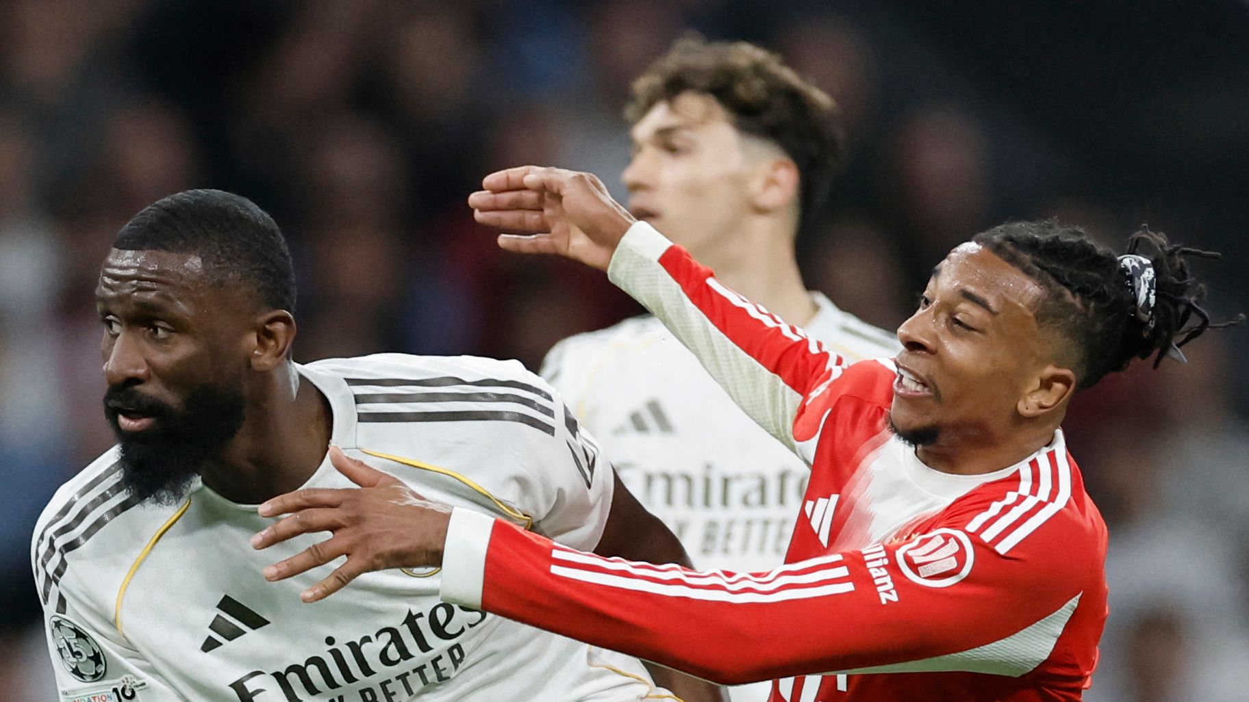 أسطورة ريال مدريد لويس فيجو يتحدى: نستطيع طرد بايرن ميونخ من دوري الأبطال