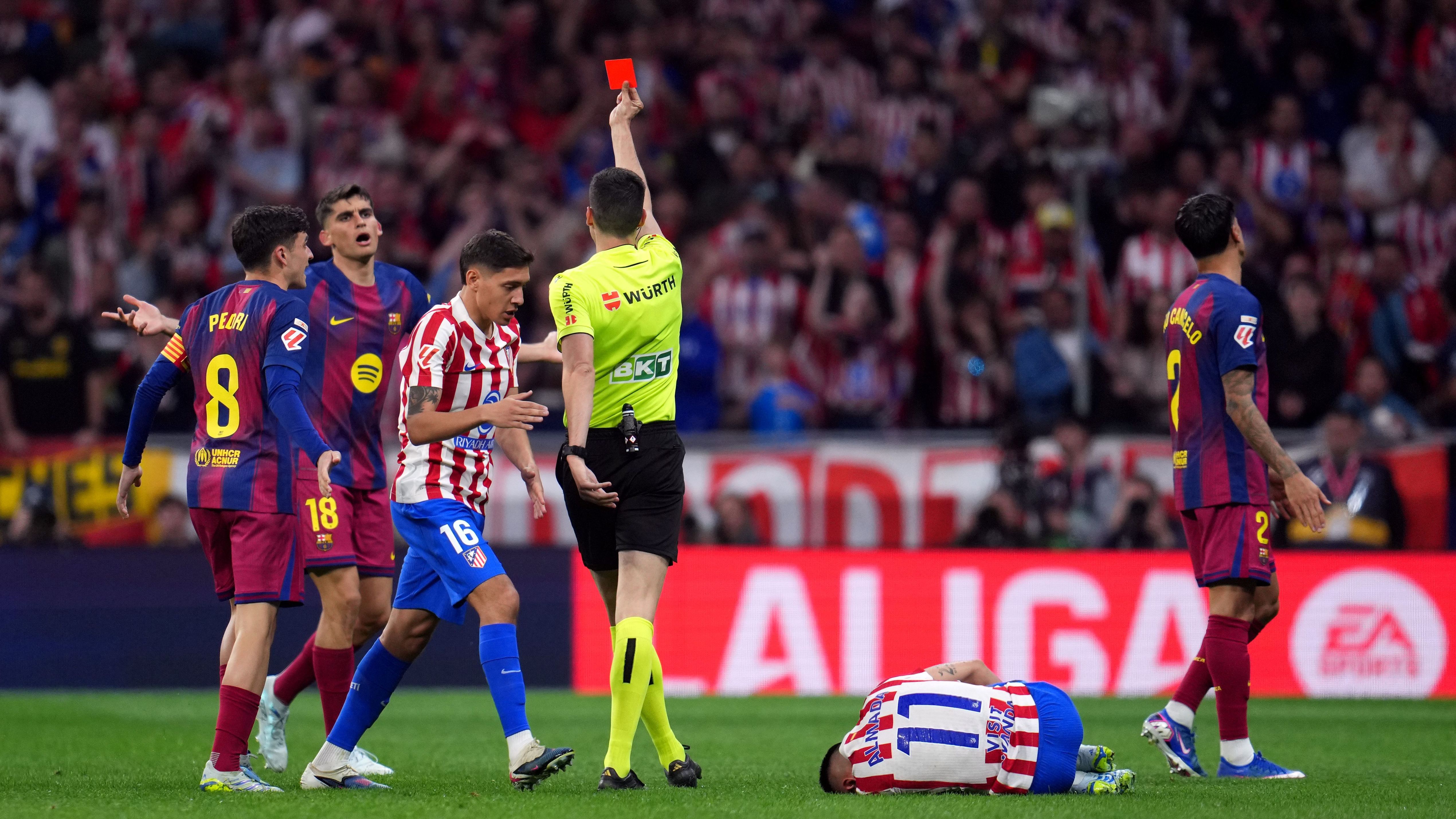 جدل تحكيمي يهيمن على فوز برشلونة على أتلتيكو مدريد في الدوري الإسباني
