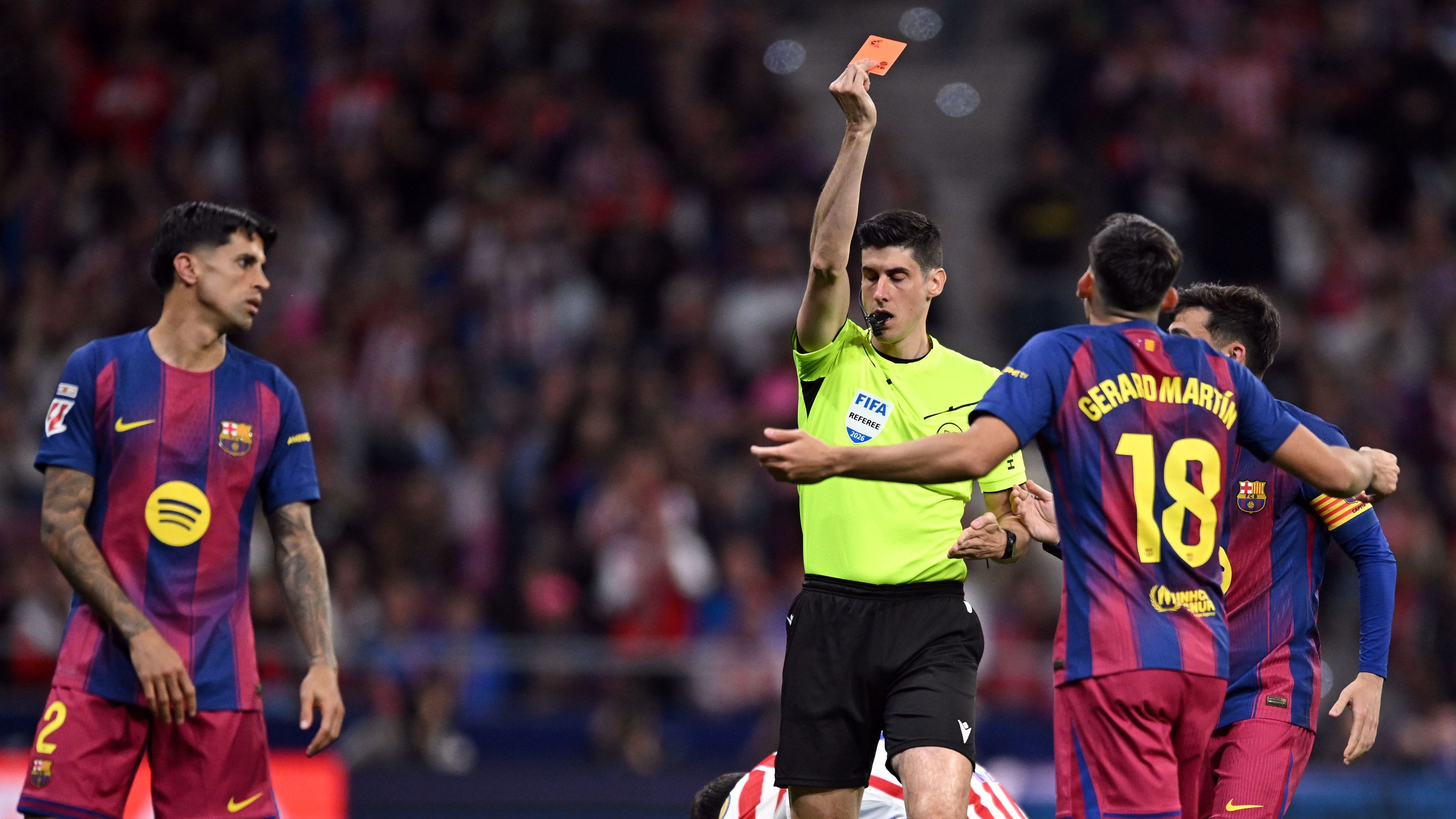 تدخل VAR ينقذ برشلونة من طرد مارتن في مواجهة أتلتيكو مدريد بالليجا