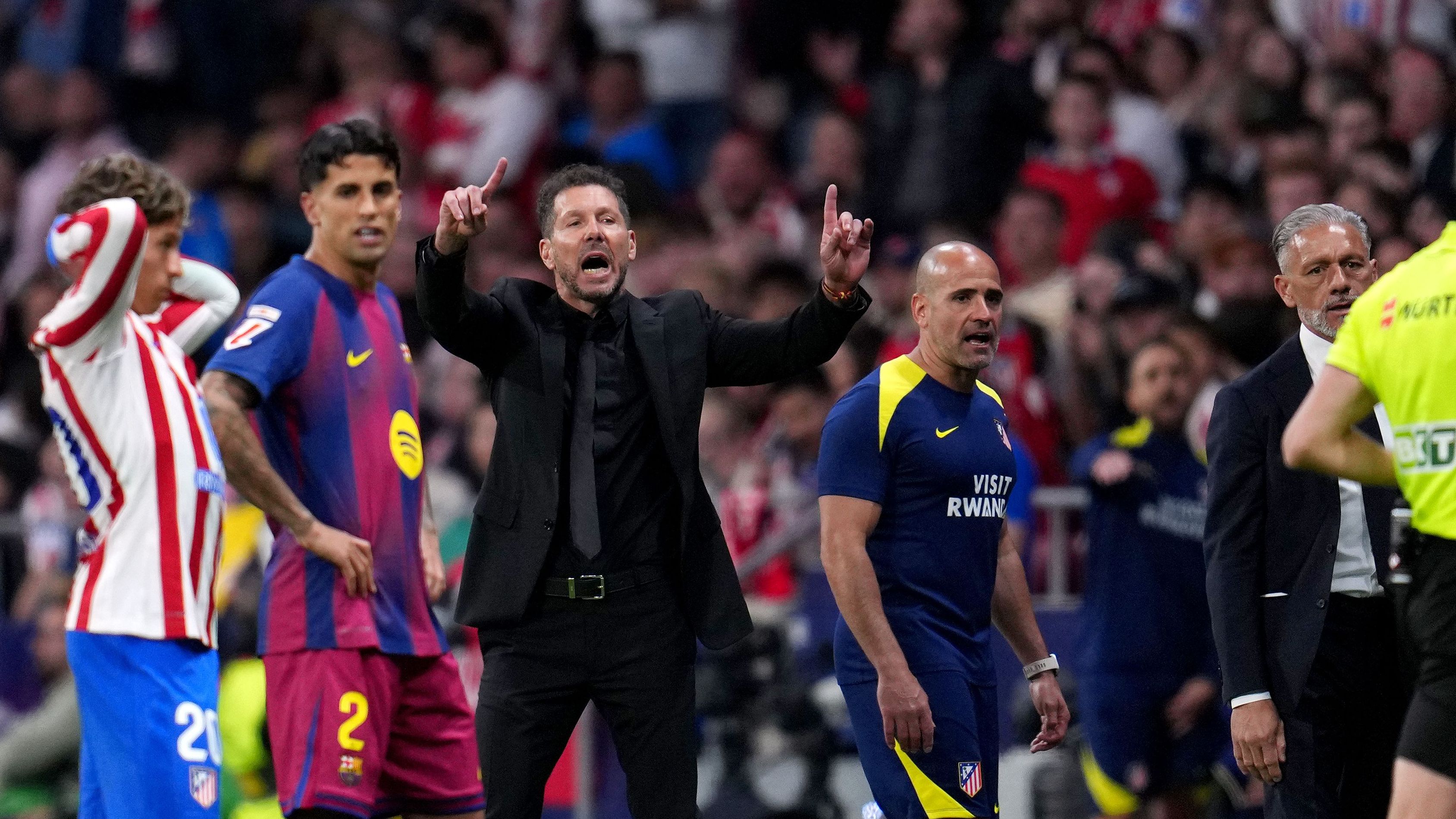 سيميوني يصرخ في لاعبي أتلتيكو مدريد استعدادًا لمواجهة برشلونة في دوري الأبطال