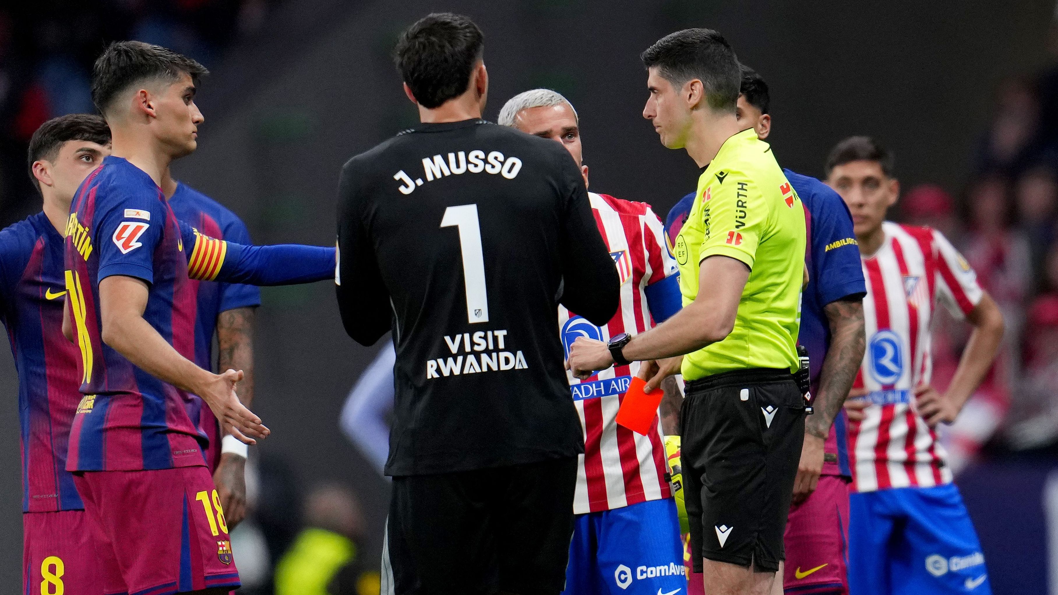 رئيس أتلتيكو مدريد يهاجم قرارات التحكيم ويشكو من الظلم أمام الريال وبرشلونة