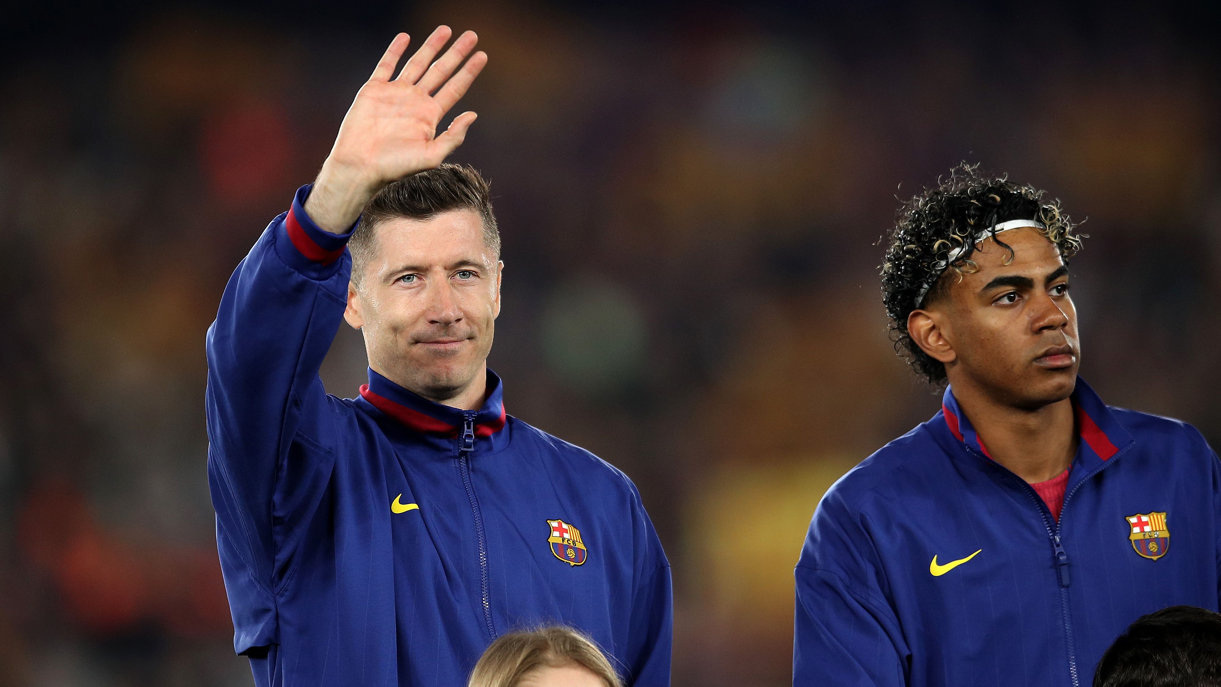 ليفاندوفسكي يتلقى عرض تجديد من برشلونة مع تخفيض راتبه وسط منافسة أندية أوروبية وسعودية