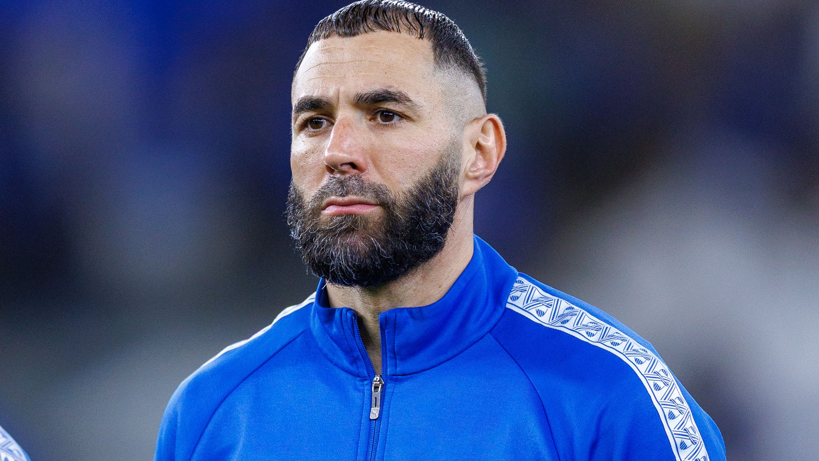 بعد أنباء رحيله.. هل يشارك بنزيما في مباراة الهلال والخليج؟