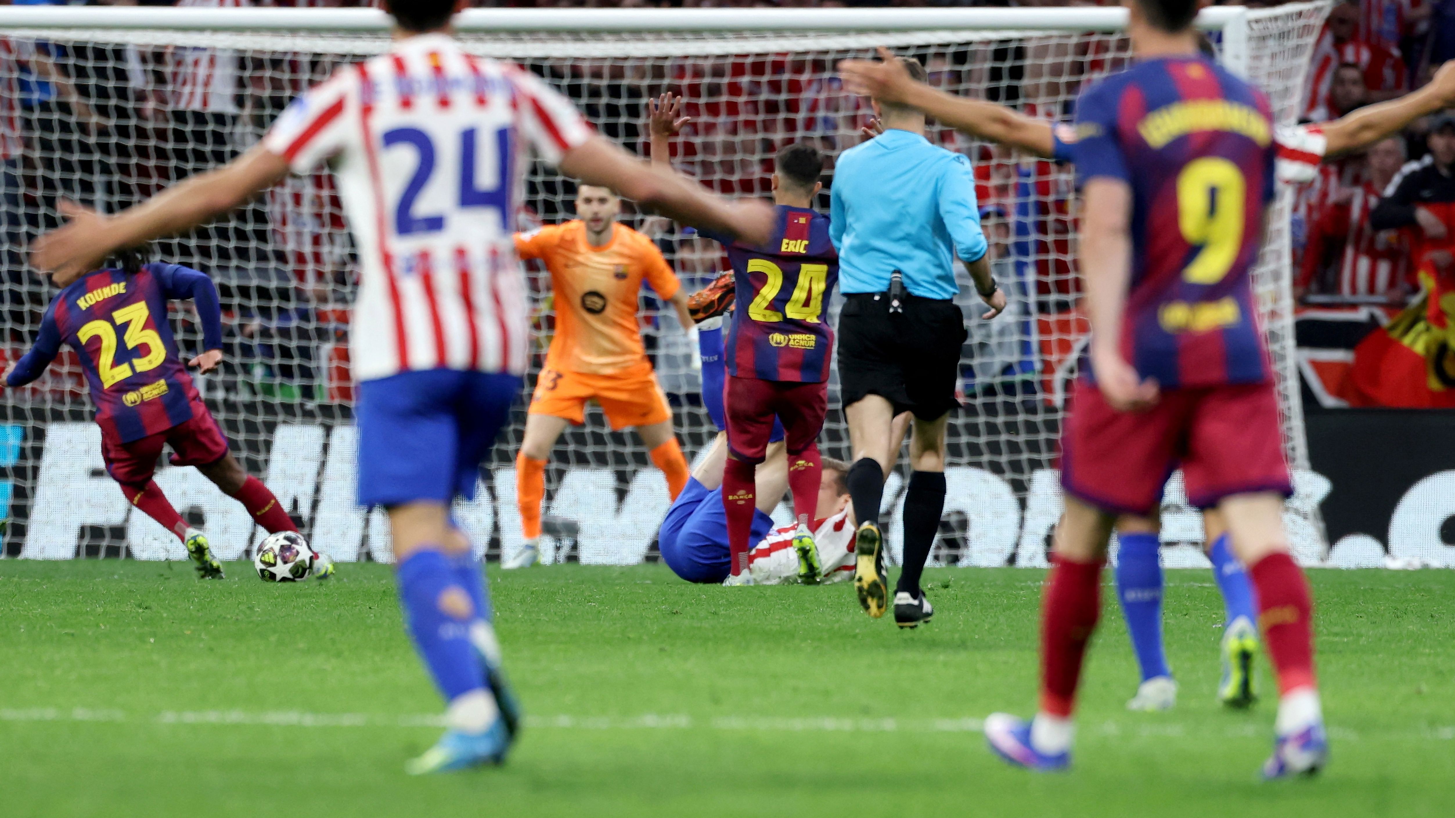 كارثة متكررة: أخطاء دفاعية تقود برشلونة للخروج من دوري الأبطال أمام أتلتيكو مدريد