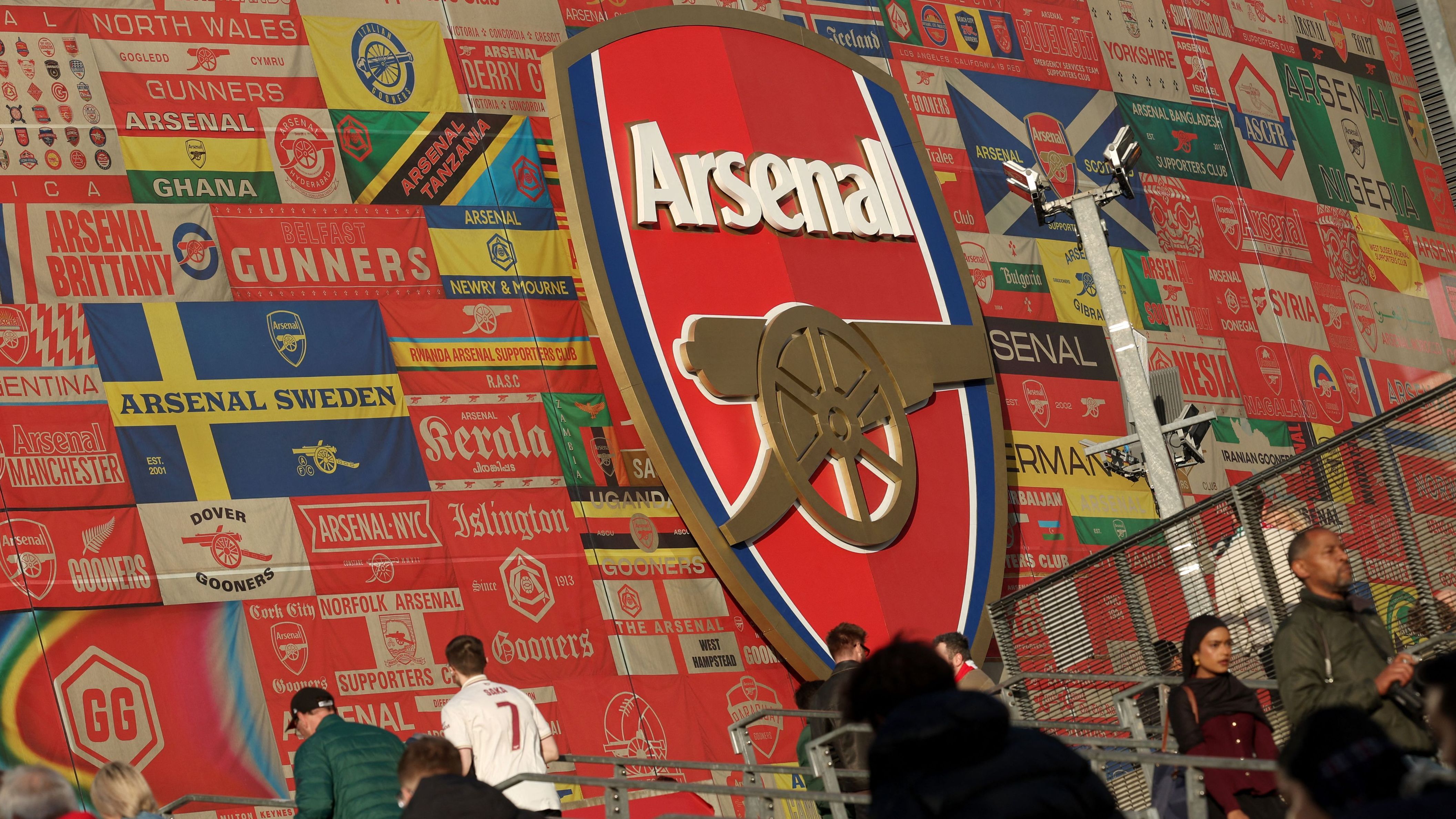 حادث مأساوي.. قطار يُنهي حياة نجم آرسنال ويوفنتوس السابق