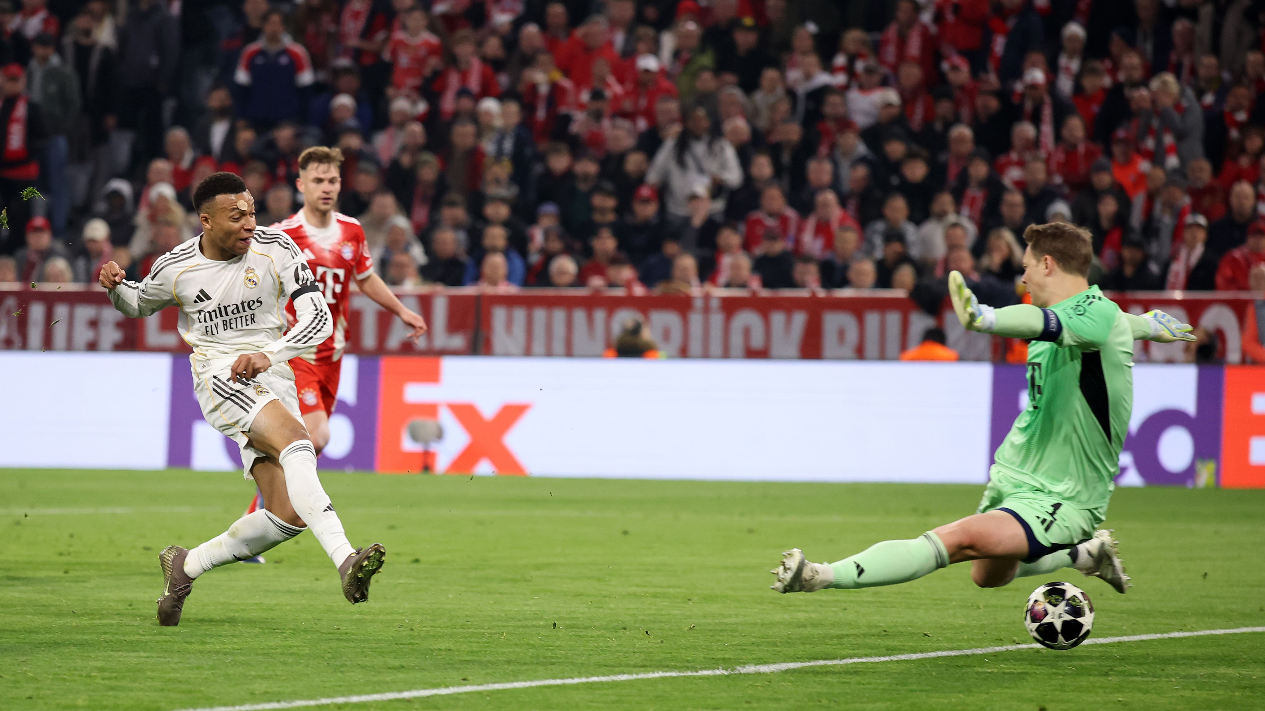 جنون في أليانز أرينا: ريال مدريد يتقدم على بايرن ميونخ 3-2 في شوط مثير بدوري الأبطال
