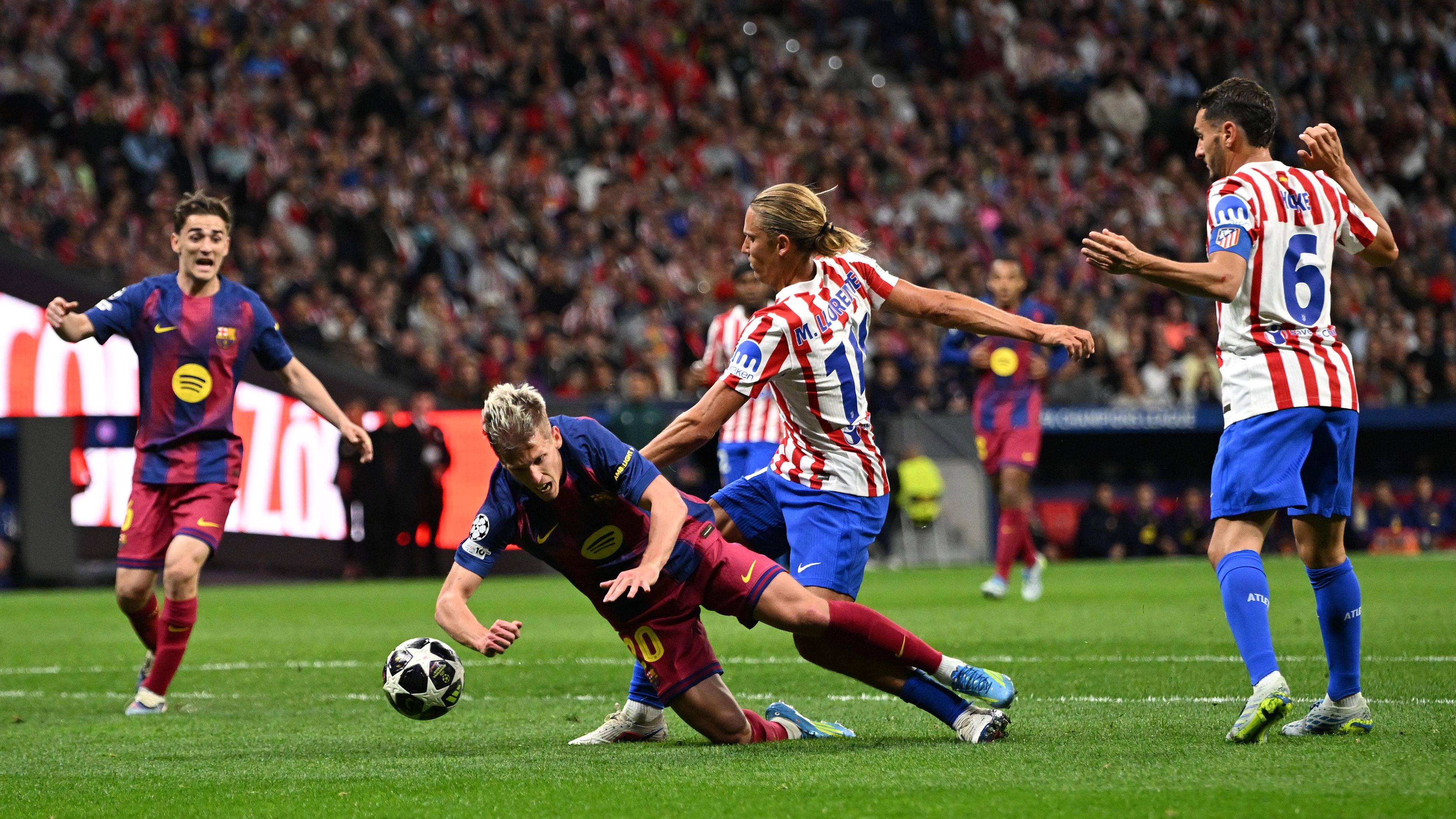 جدل تحكيمي في كلاسيكو أوروبي: هل استحق برشلونة ركلتي جزاء أمام أتلتيكو مدريد؟