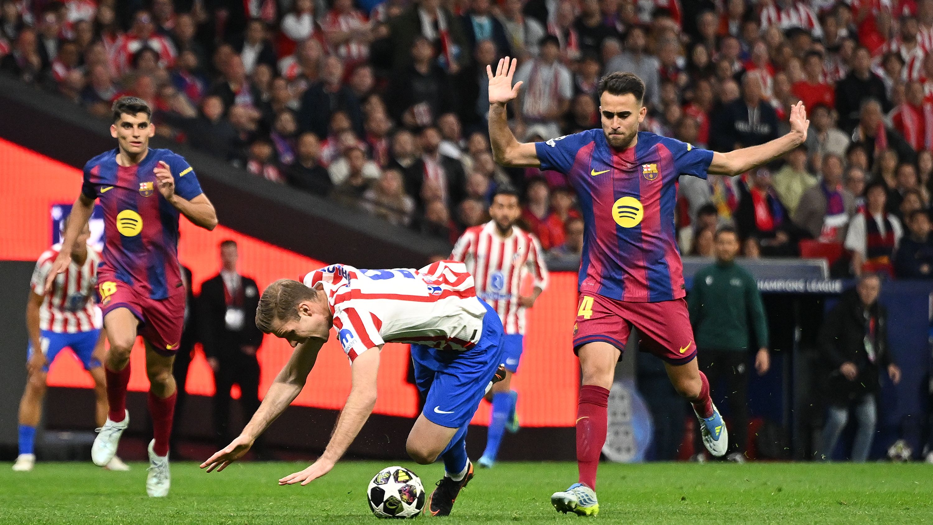 أومتيتي يهاجم دفاع برشلونة بعد الإقصاء من دوري الأبطال: 