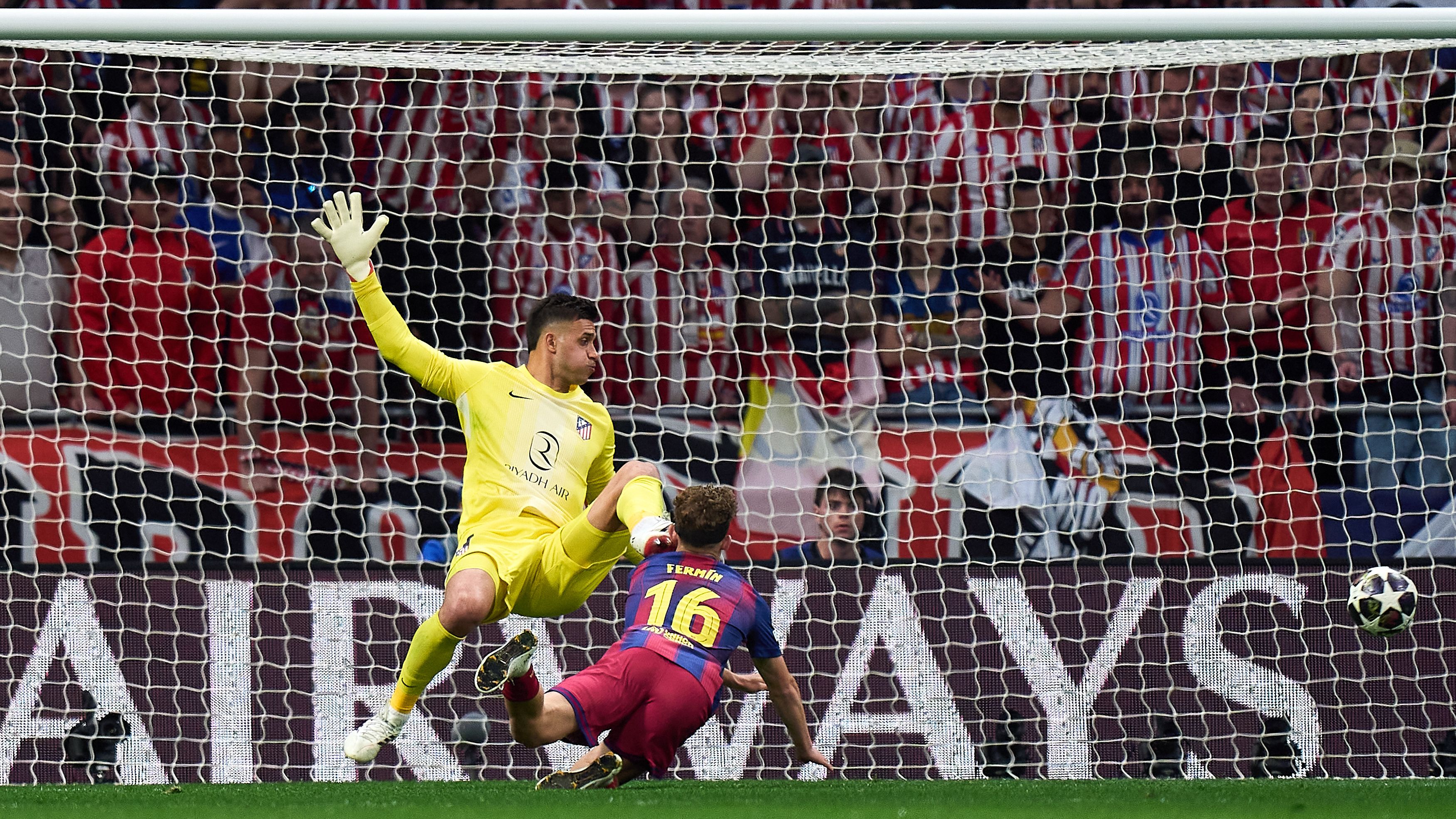 "الأخطاء تضر بكرة القدم".. رئيس برشلونة يكشف تفاصيل "شكوى يويفا"