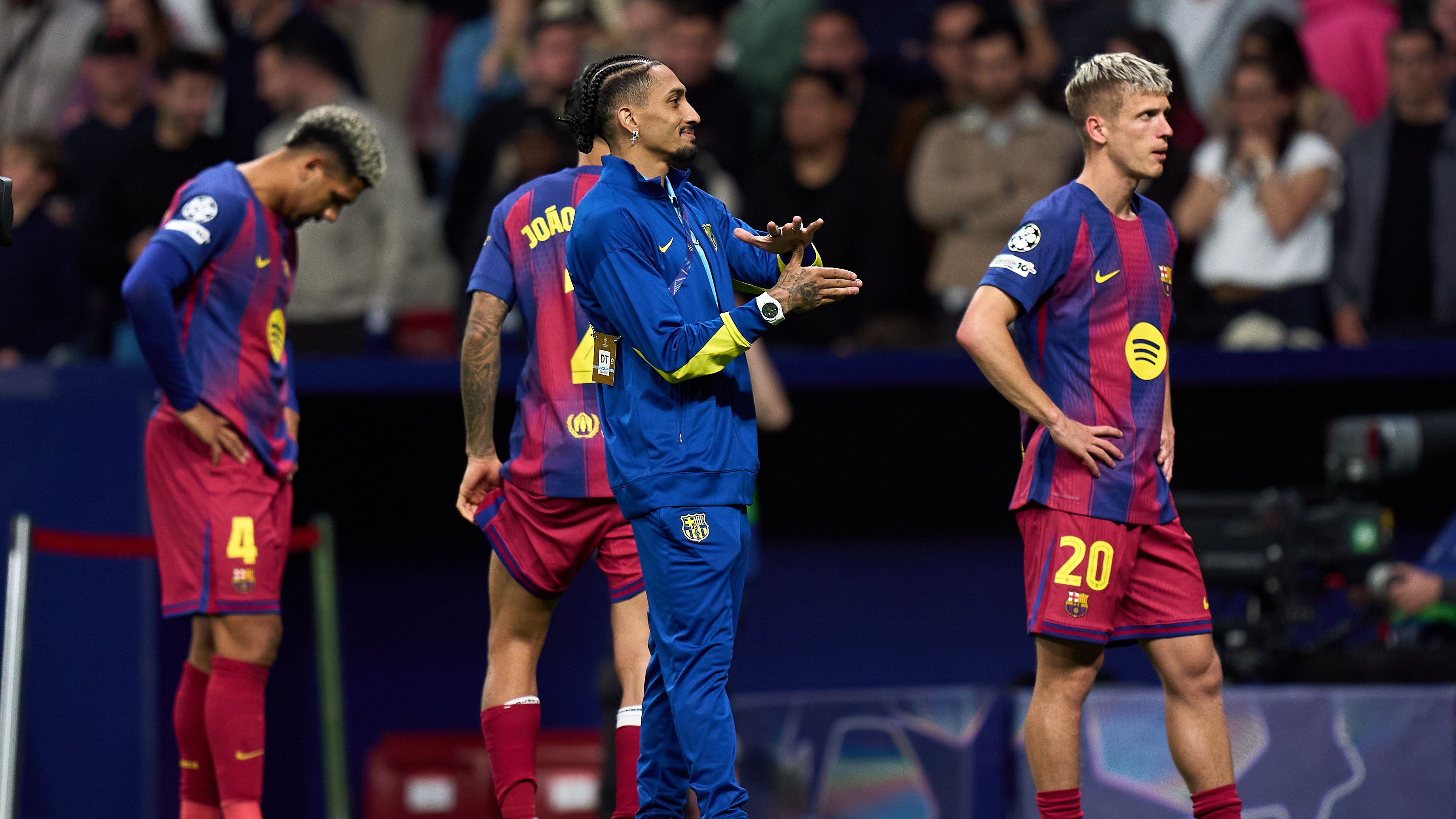رافينيا يعبر عن ألمه النفسي بعد إبعاد الإصابة له عن معركة برشلونة الأوروبية