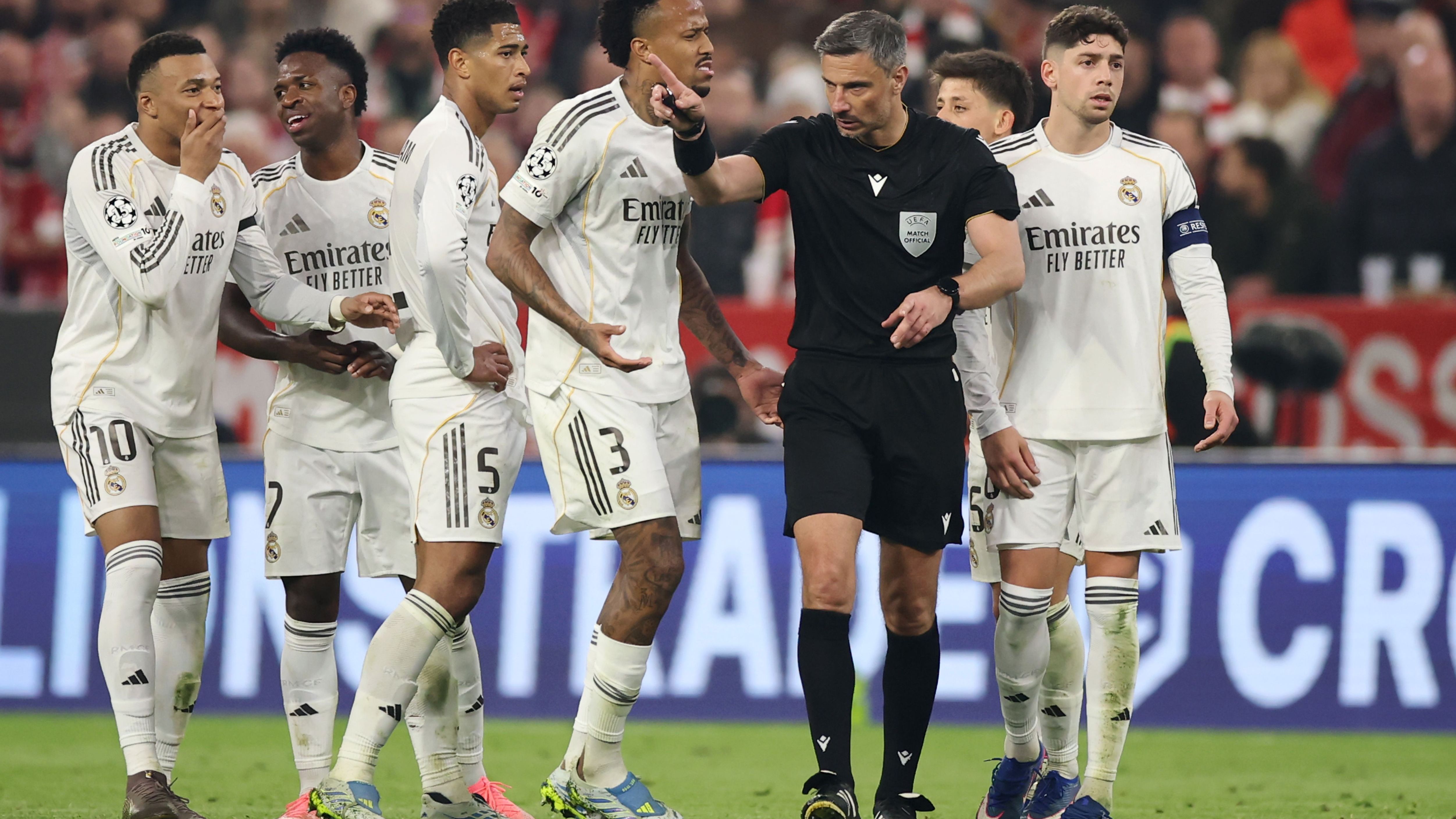 عكس التيار.. نجم ريال مدريد يتحدى الجماهير ويُغلق باب الرحيل نهائيًا