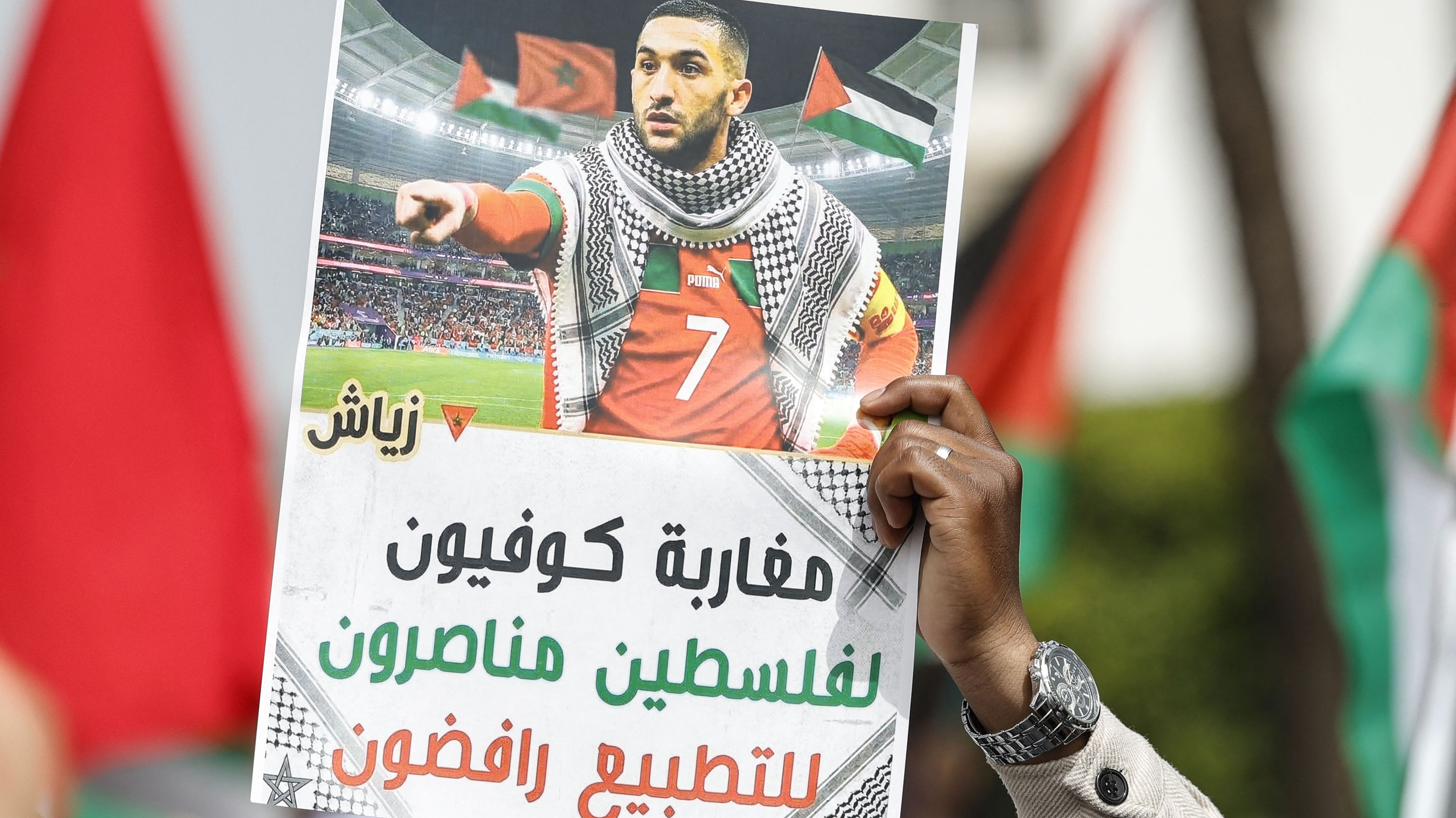 بسبب موقفه من الكيان الصهيوني.. صورة حكيم زياش تتصدر مسيرة "يوم الأسير"